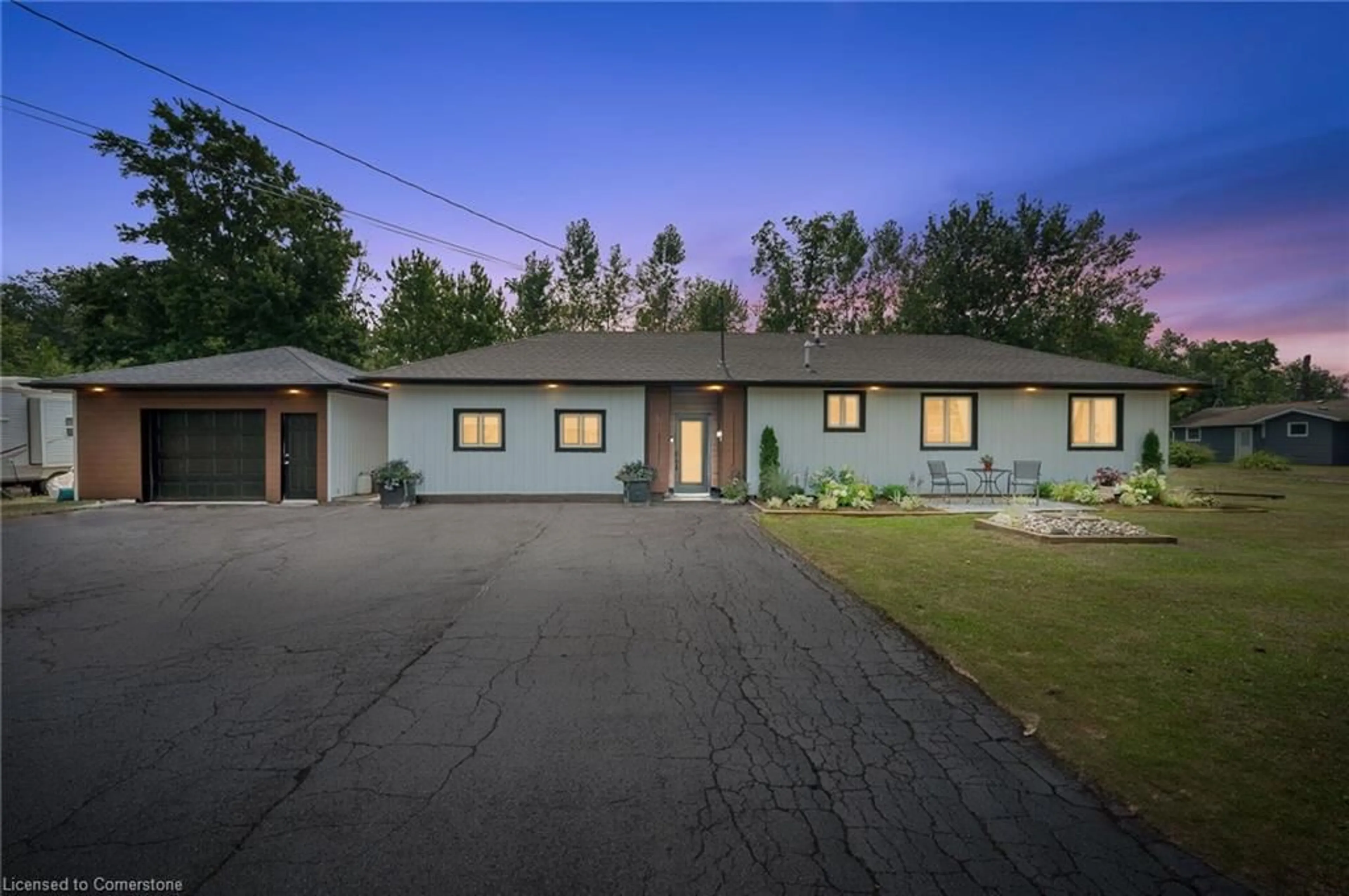 A pic from outside/outdoor area/front of a property/back of a property/a pic from drone, street for 2525 Vimy Rd, Niagara Falls Ontario L3K 5V3