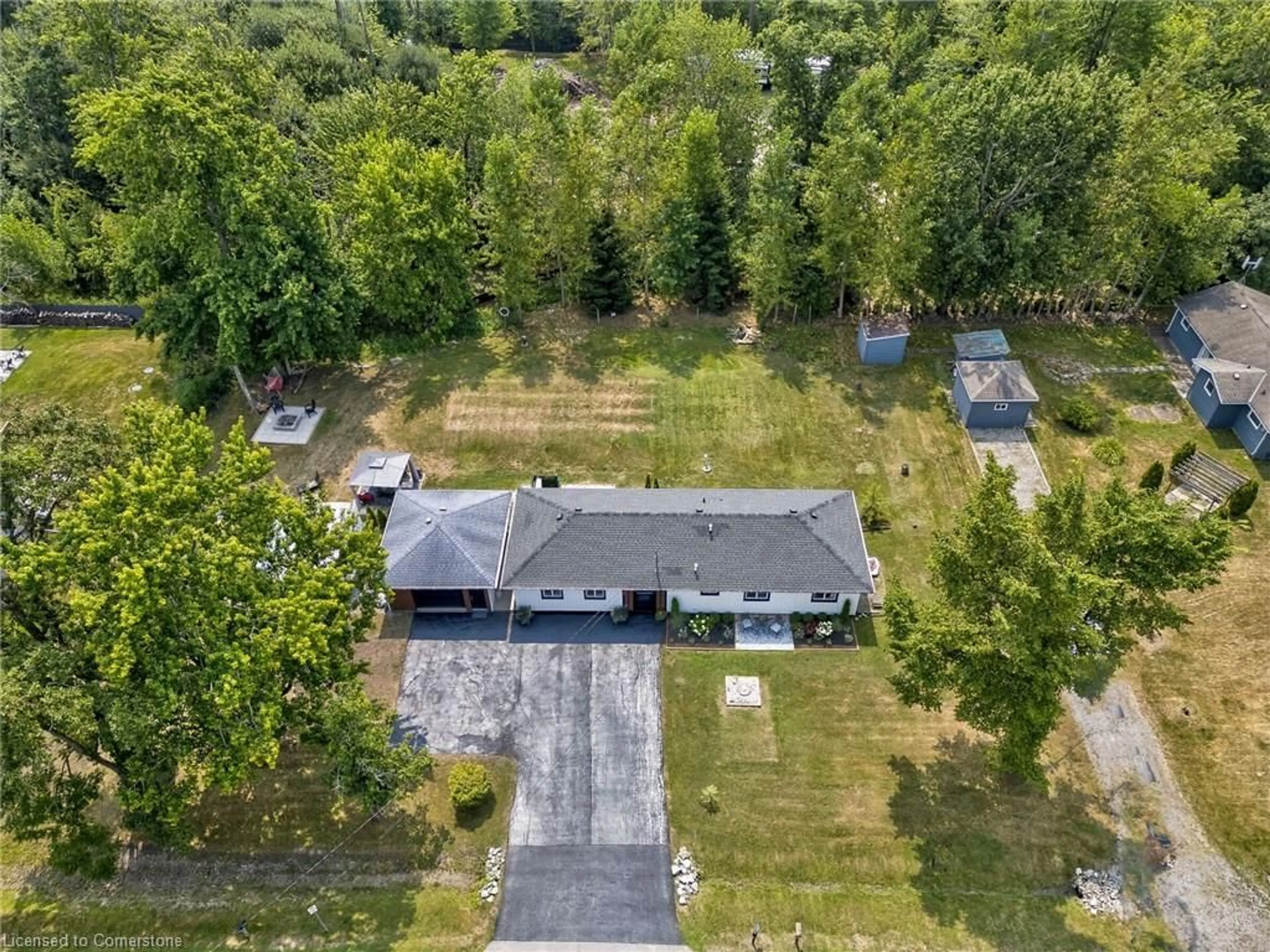 A pic from outside/outdoor area/front of a property/back of a property/a pic from drone, unknown for 2525 Vimy Rd, Niagara Falls Ontario L3K 5V3