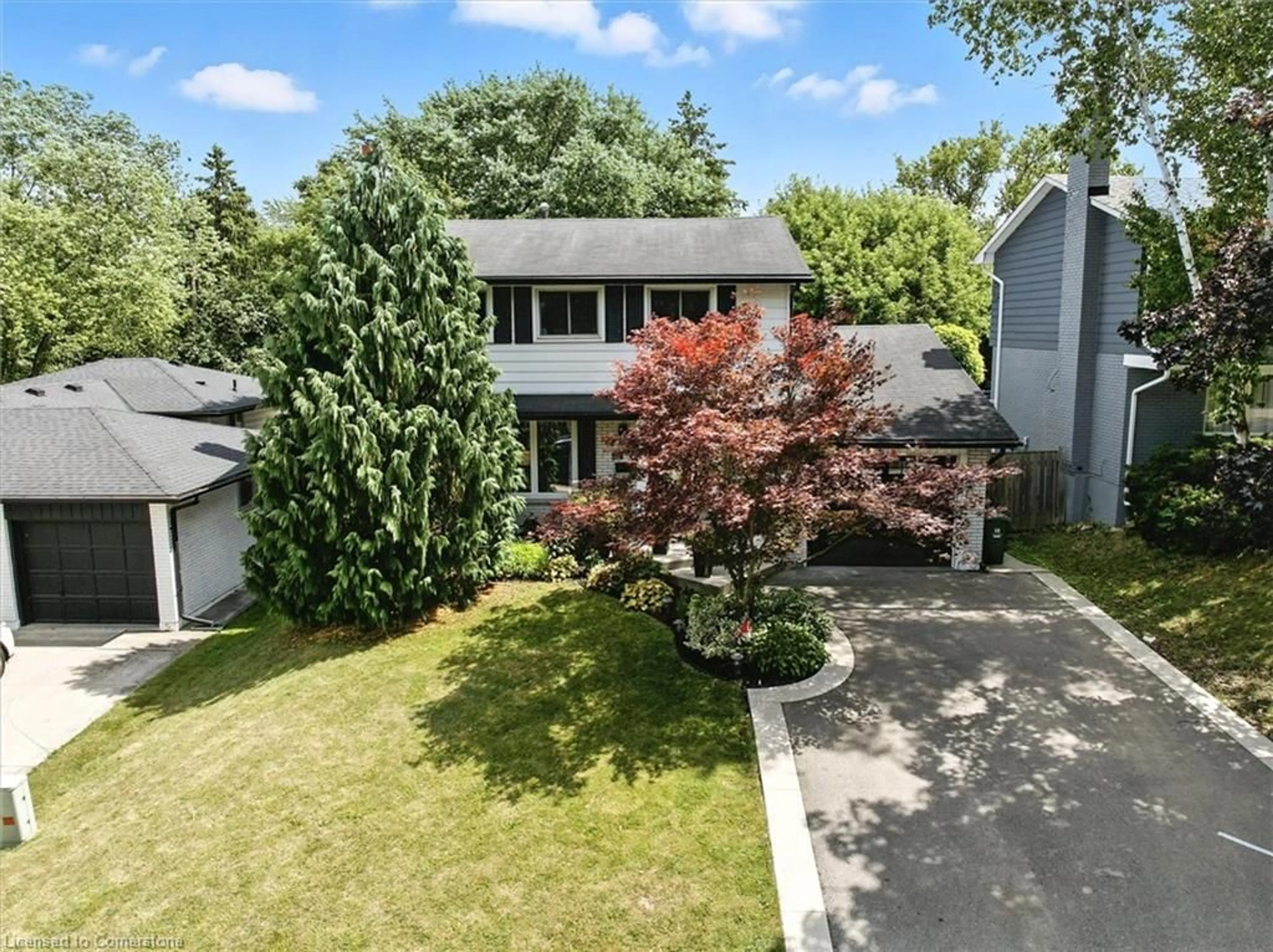 A pic from outside/outdoor area/front of a property/back of a property/a pic from drone, street for 162 Pleasant Ave, Dundas Ontario L9H 3V2