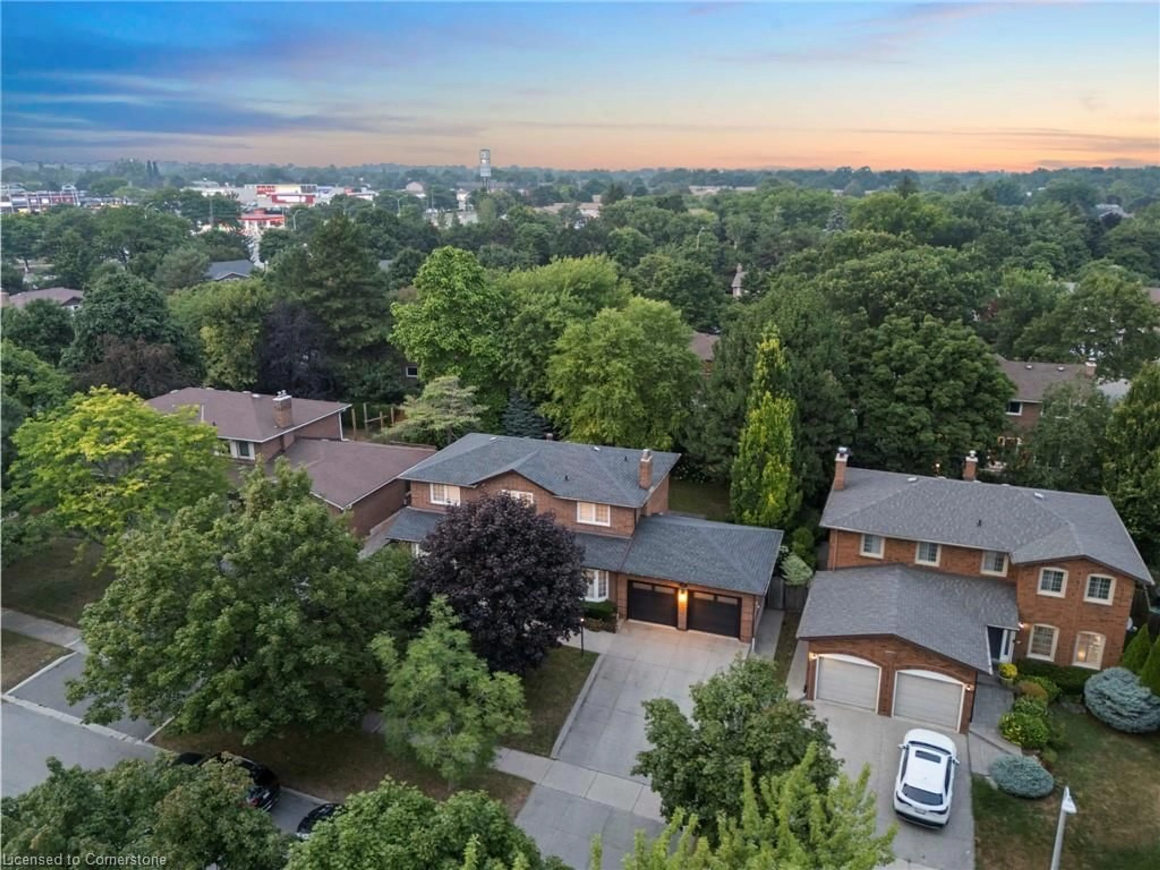 A pic from outside/outdoor area/front of a property/back of a property/a pic from drone, unknown for 1511 Jasmine Cres, Oakville Ontario L6H 3H2