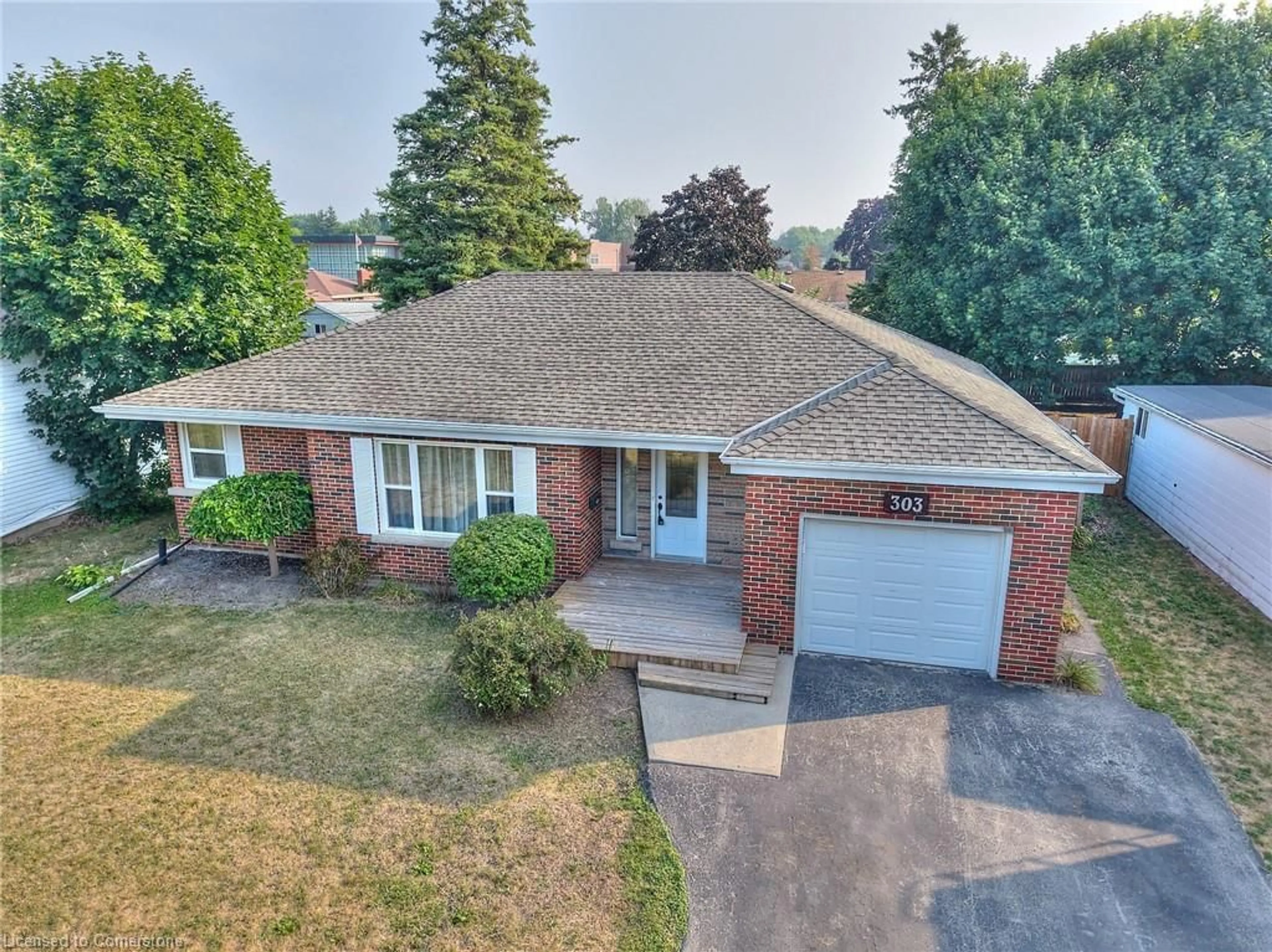 A pic from outside/outdoor area/front of a property/back of a property/a pic from drone, street for 303 Park Ave, Dunnville Ontario N1A 1M7