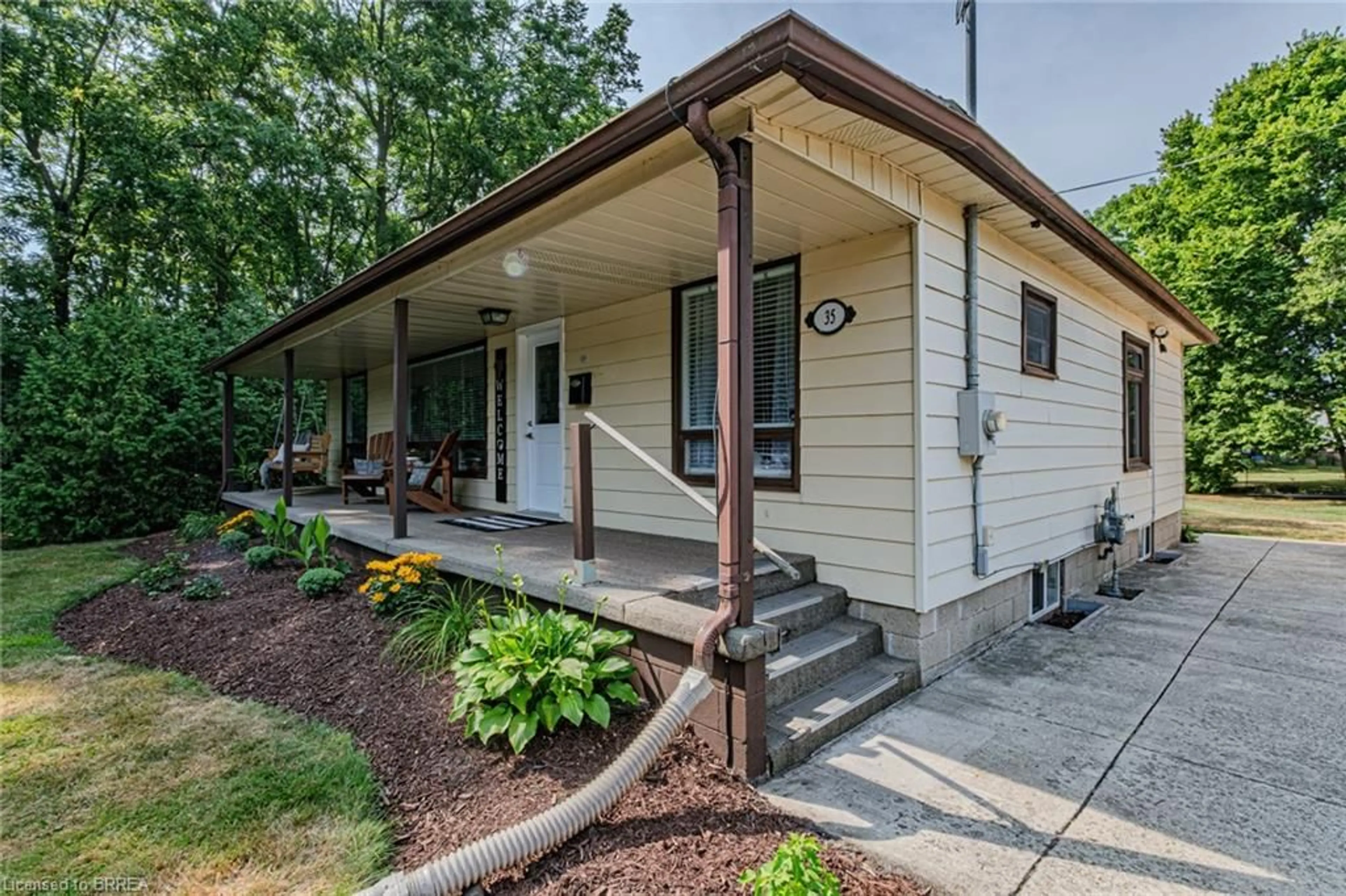 Home with vinyl exterior material, street for 35 Wade Ave, Brantford Ontario N3T 1W9