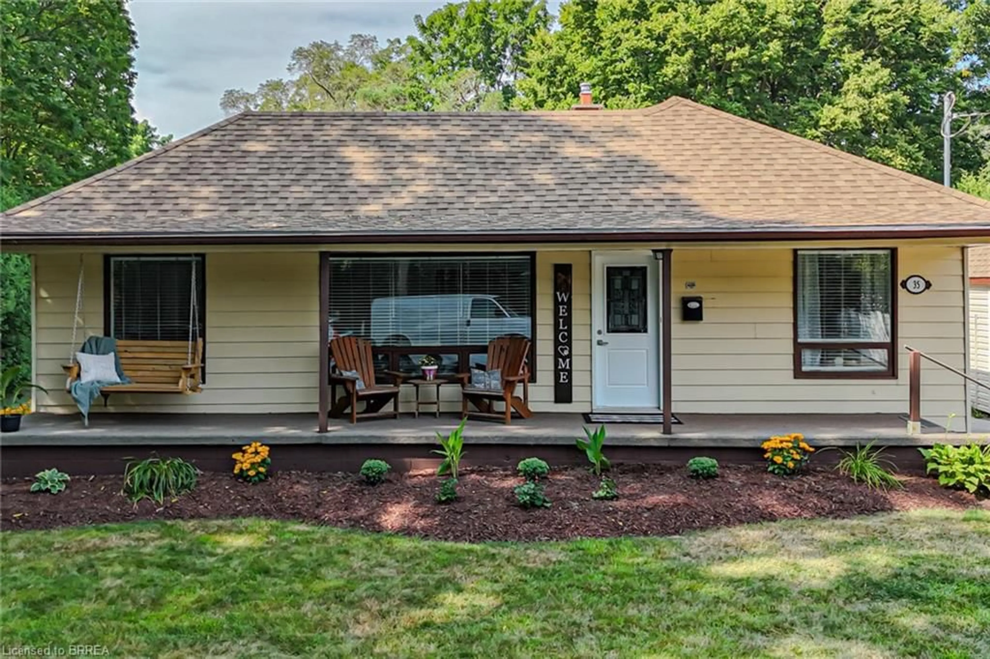 Home with vinyl exterior material, street for 35 Wade Ave, Brantford Ontario N3T 1W9