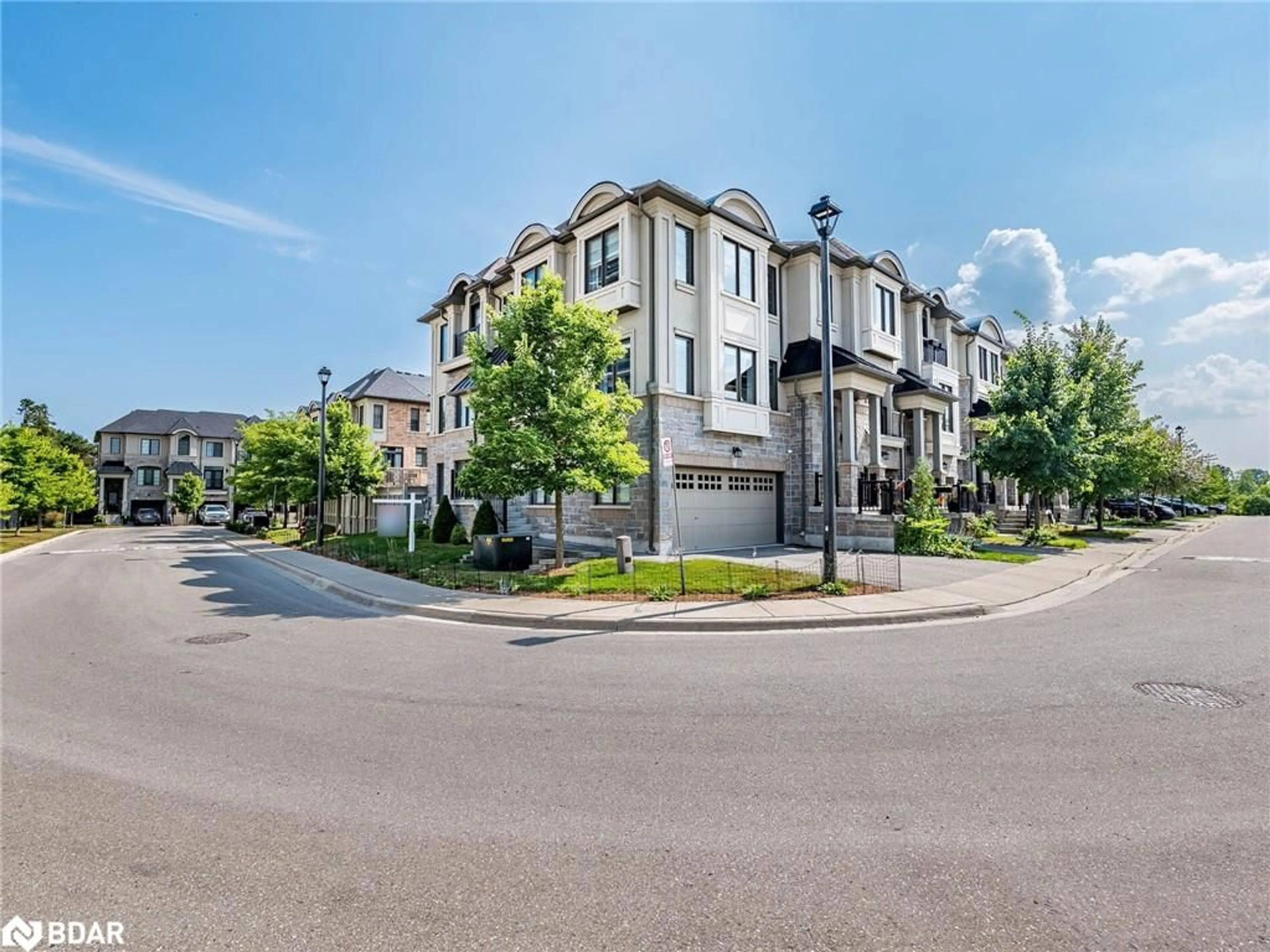 A pic from outside/outdoor area/front of a property/back of a property/a pic from drone, street for 1170 Beachcomber Rd, Mississauga Ontario L5G 4N3