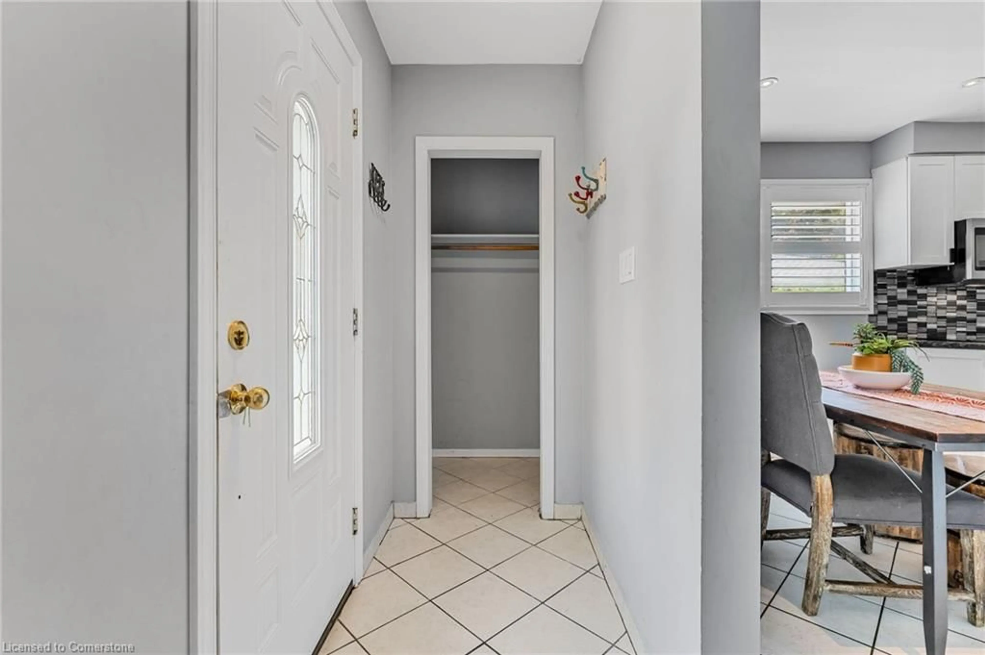 Indoor entryway for 120 Buckingham Dr, Hamilton Ontario L9C 2G7