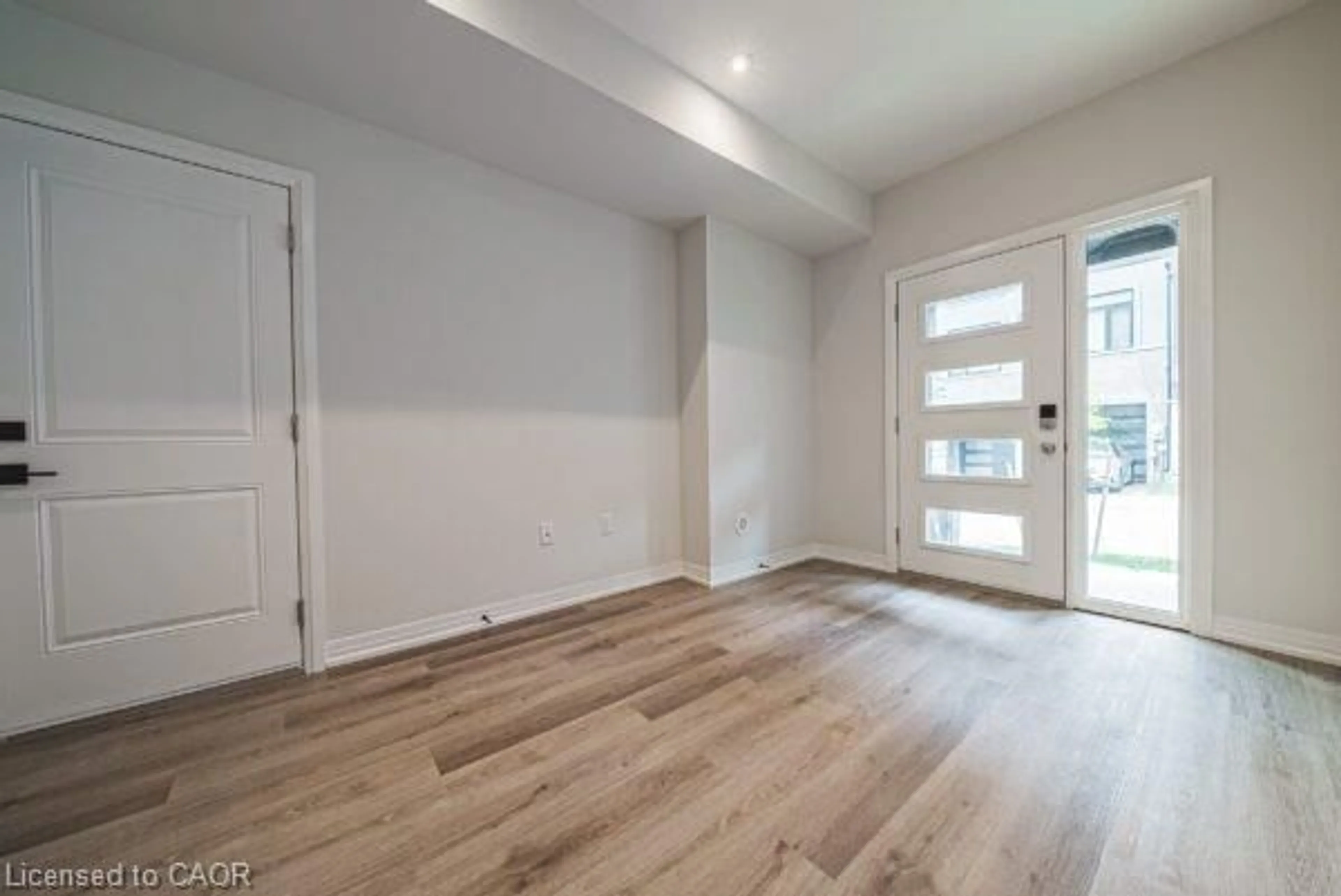 Indoor entryway for 155 Equestrian Way #131, Cambridge Ontario N3E 0E8