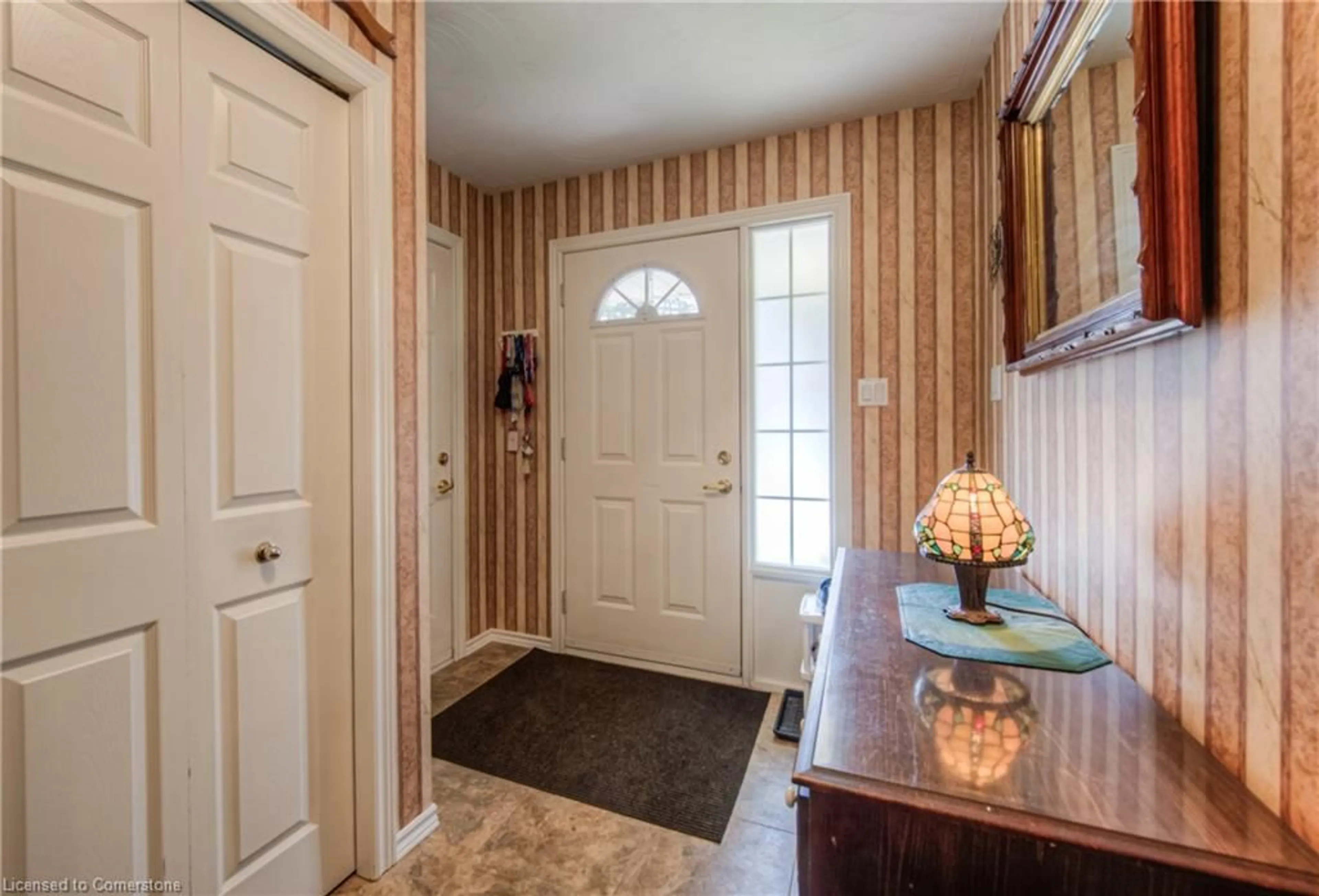 Indoor entryway for 150 Oak St #8, Simcoe Ontario N3Y 5M5