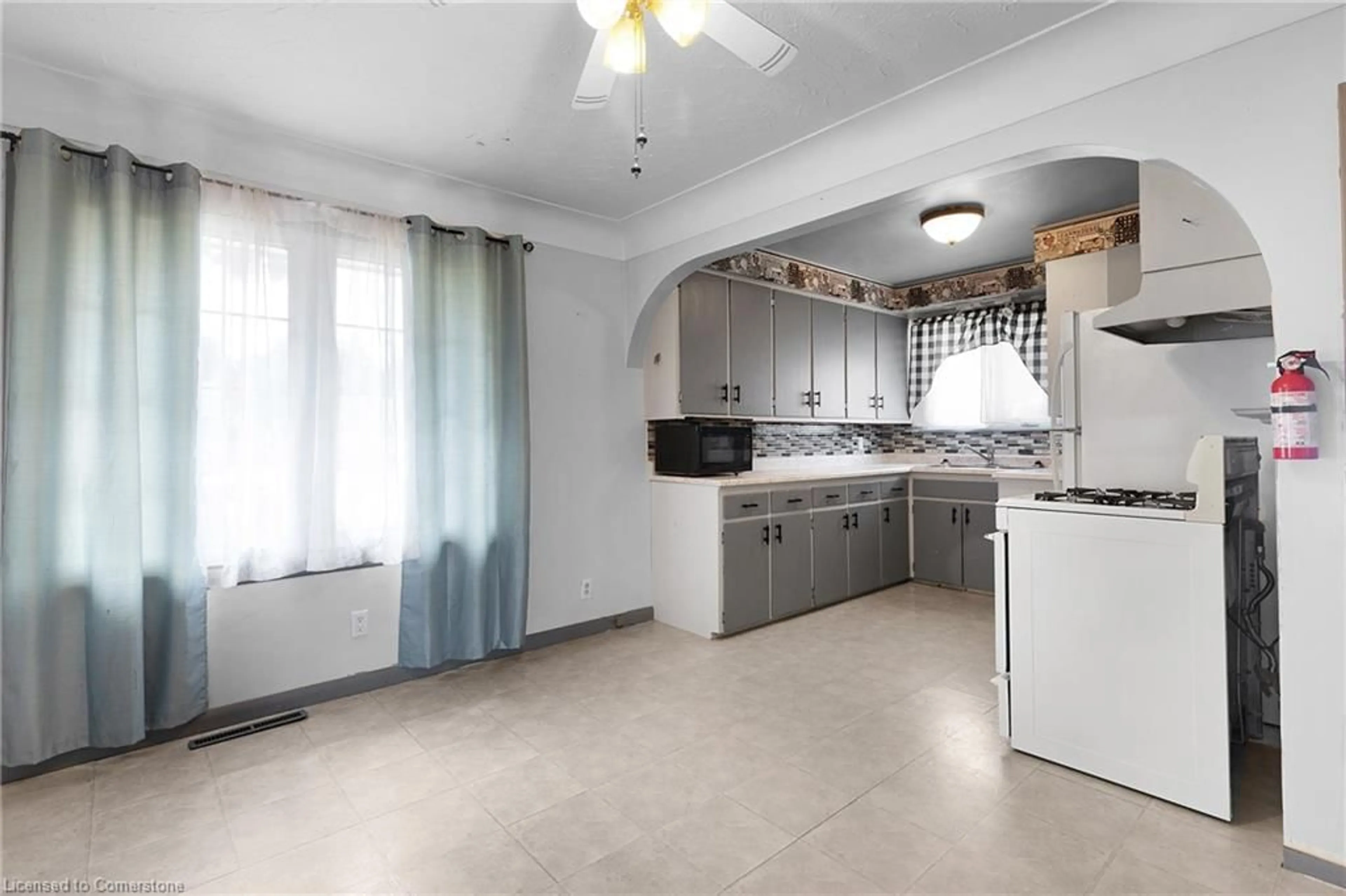 Standard kitchen, ceramic/tile floor for 119 Bell St, Delhi Ontario N4B 1X2