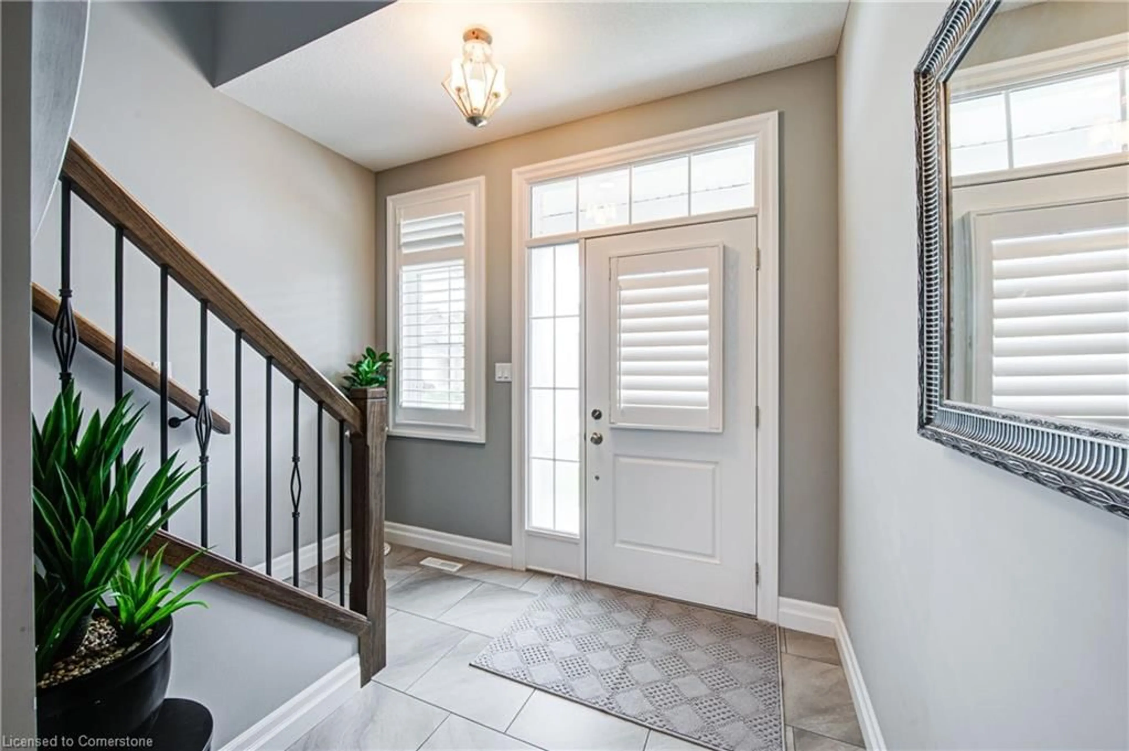 Indoor entryway for 943 Downing Dr, Woodstock Ontario N4T 0E1