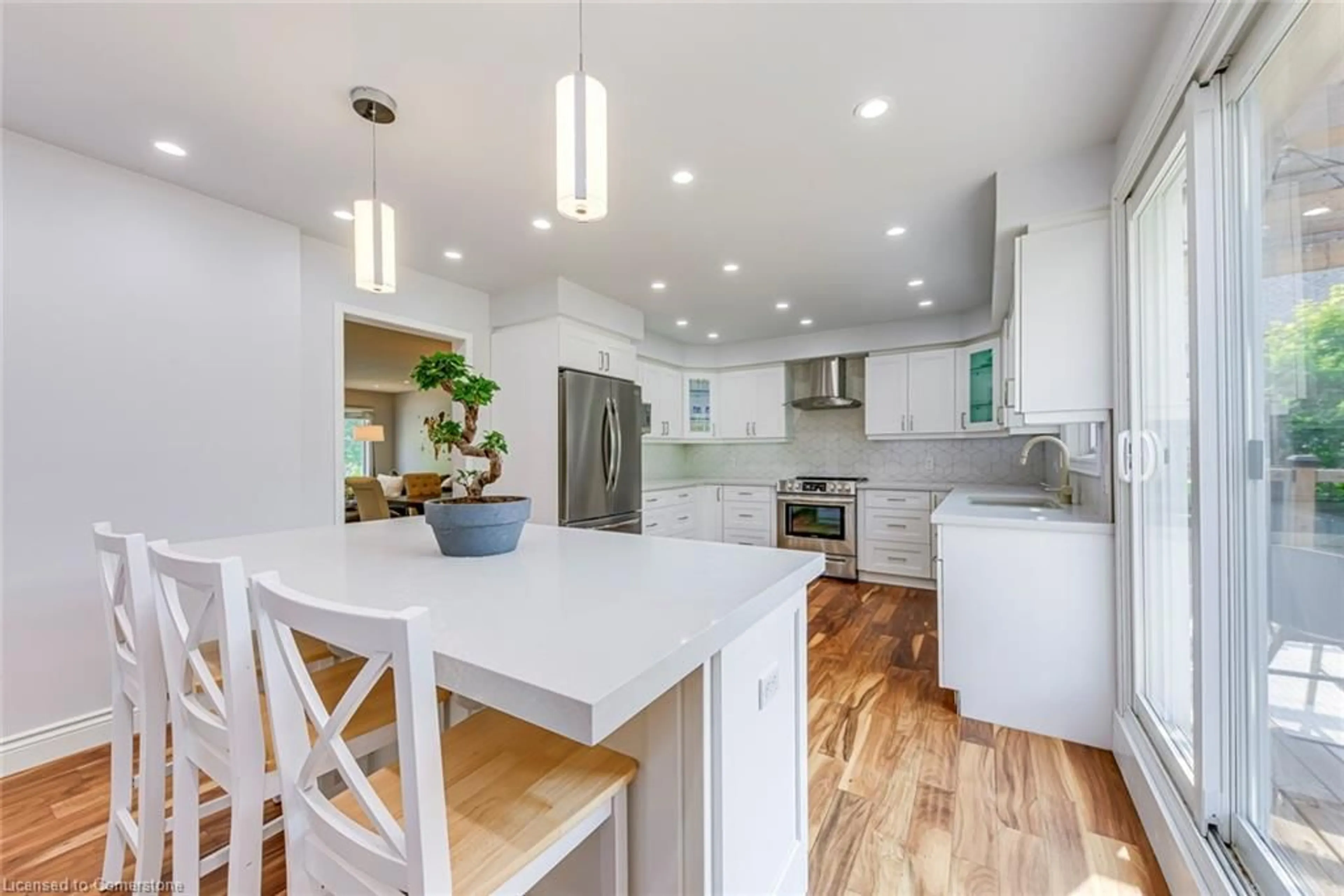 Open concept kitchen, wood/laminate floor for 2356 Strawfield Crt, Oakville Ontario L6H 6C1