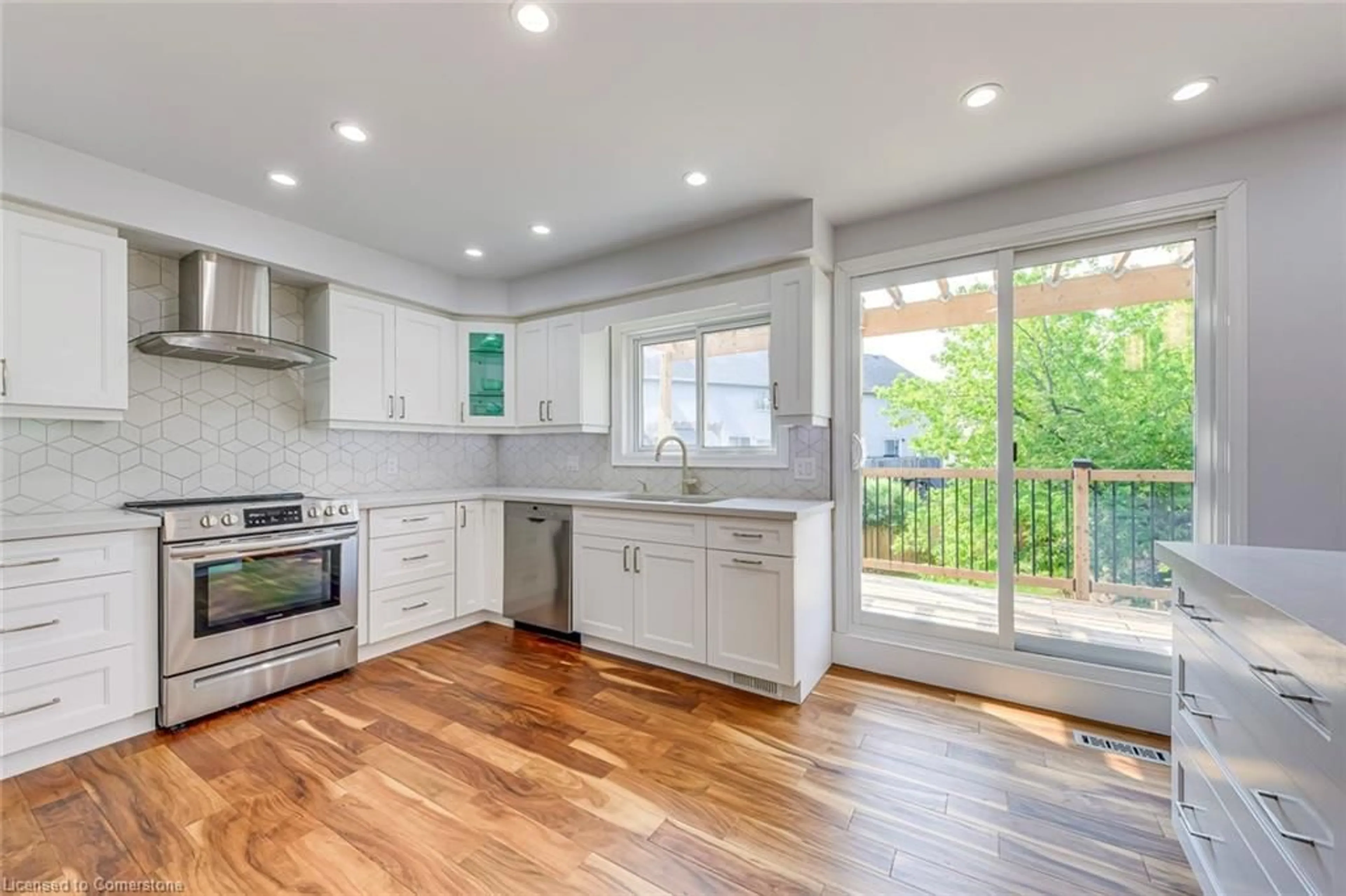 Open concept kitchen, wood/laminate floor for 2356 Strawfield Crt, Oakville Ontario L6H 6C1