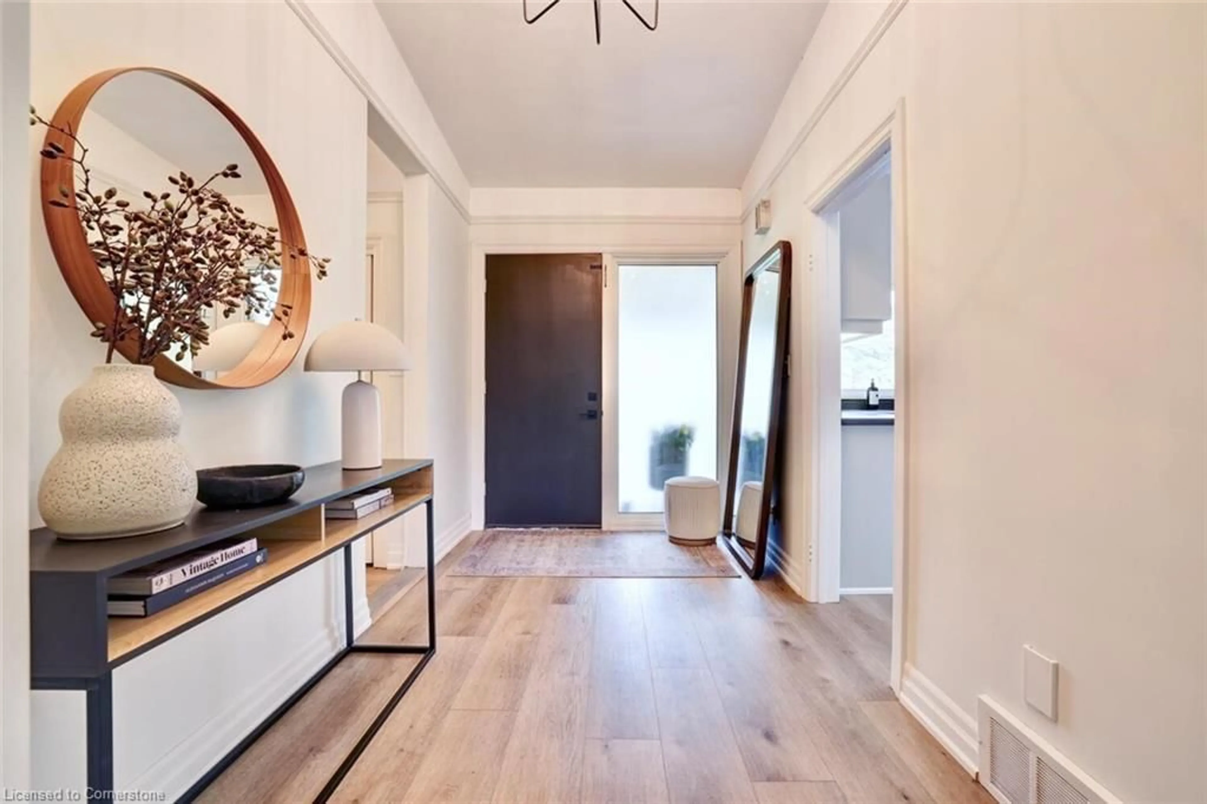 Indoor entryway for 146 Birett Dr, Burlington Ontario L7L 2T1