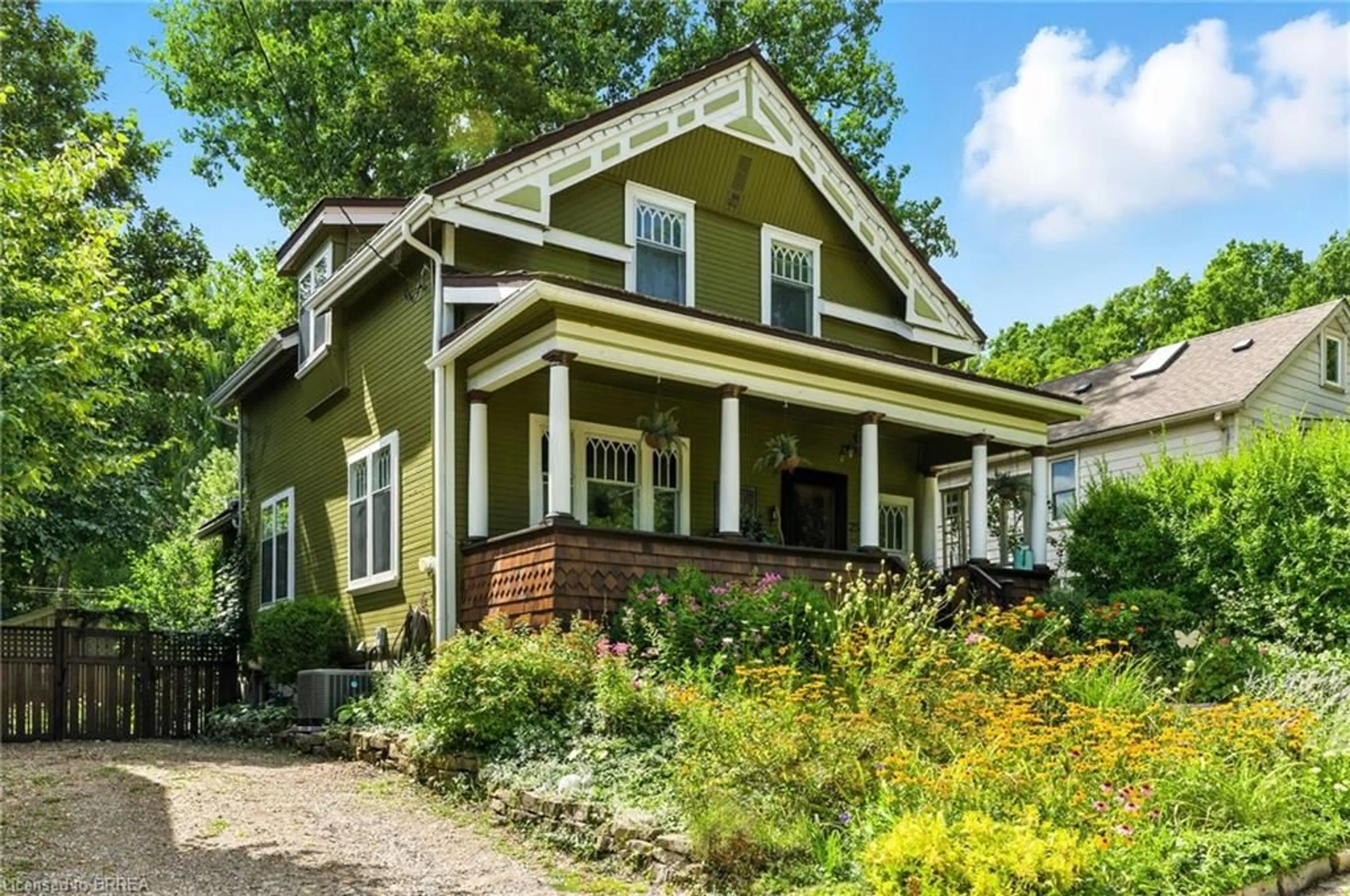 Home with vinyl exterior material, street for 25 Church St, Paris Ontario N3L 1H2