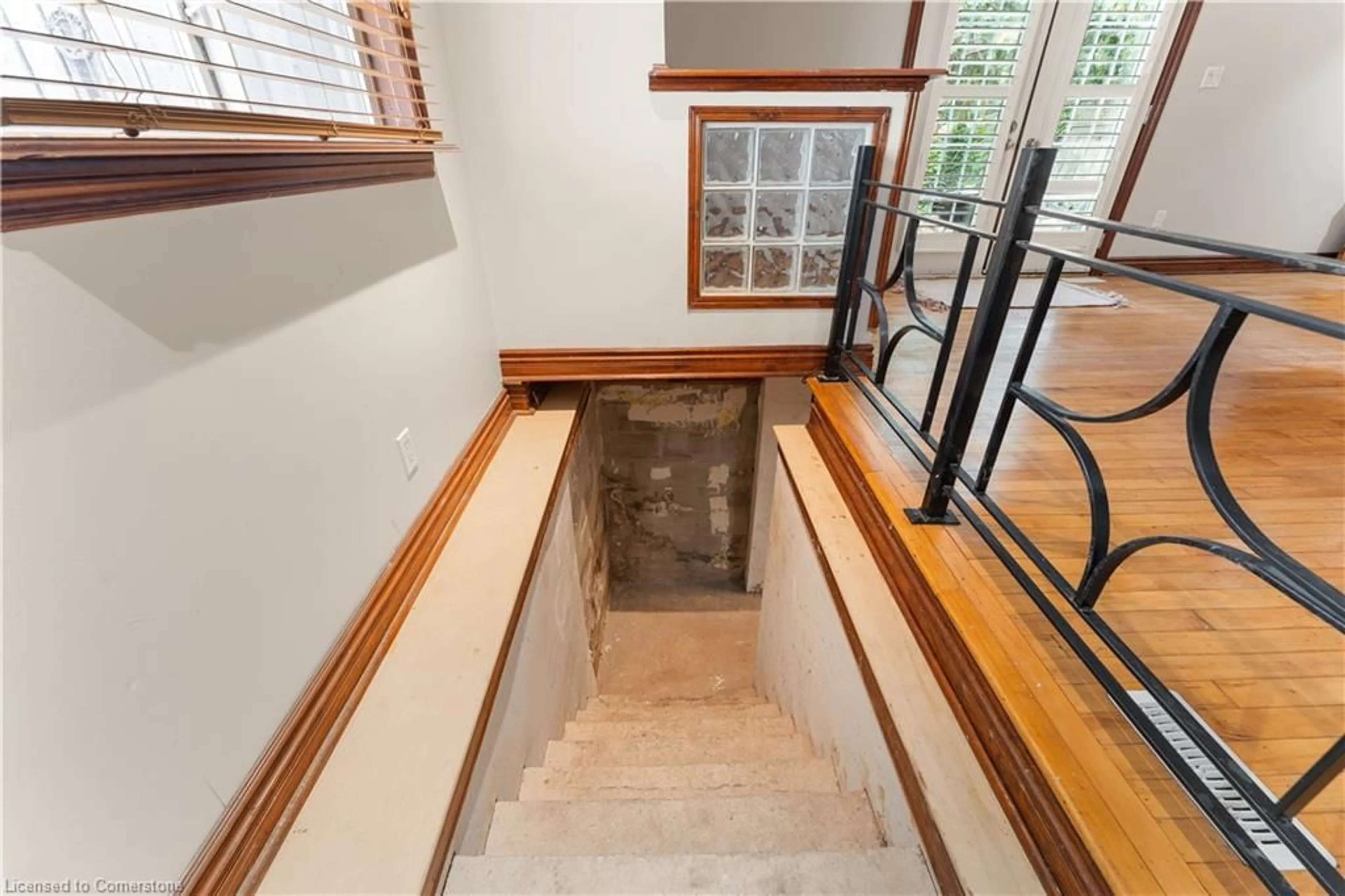 Stairs for 411 Mary St, Hamilton Ontario L8L 4W7