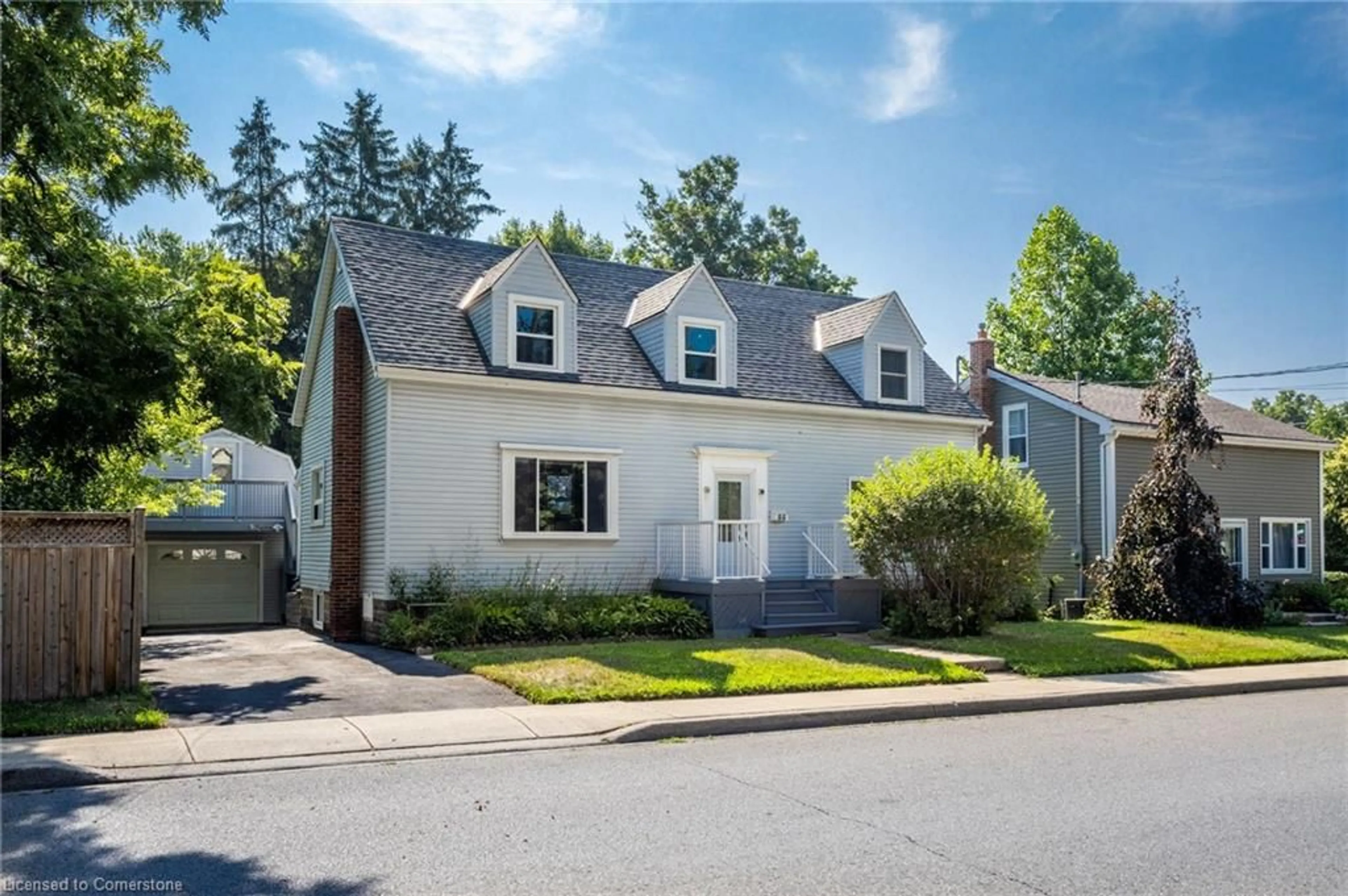 Home with vinyl exterior material, street for 55 Wellington St, Dundas Ontario L8N 2P9