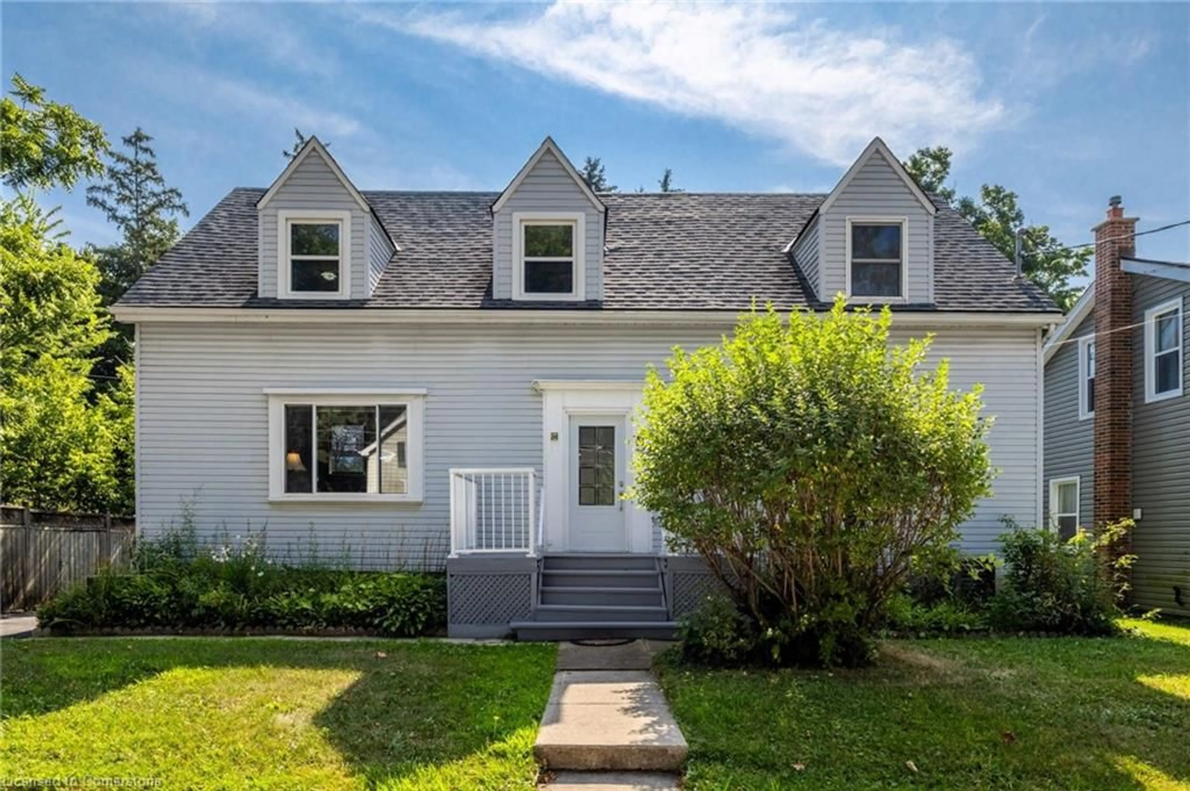Home with vinyl exterior material, street for 55 Wellington St, Dundas Ontario L8N 2P9