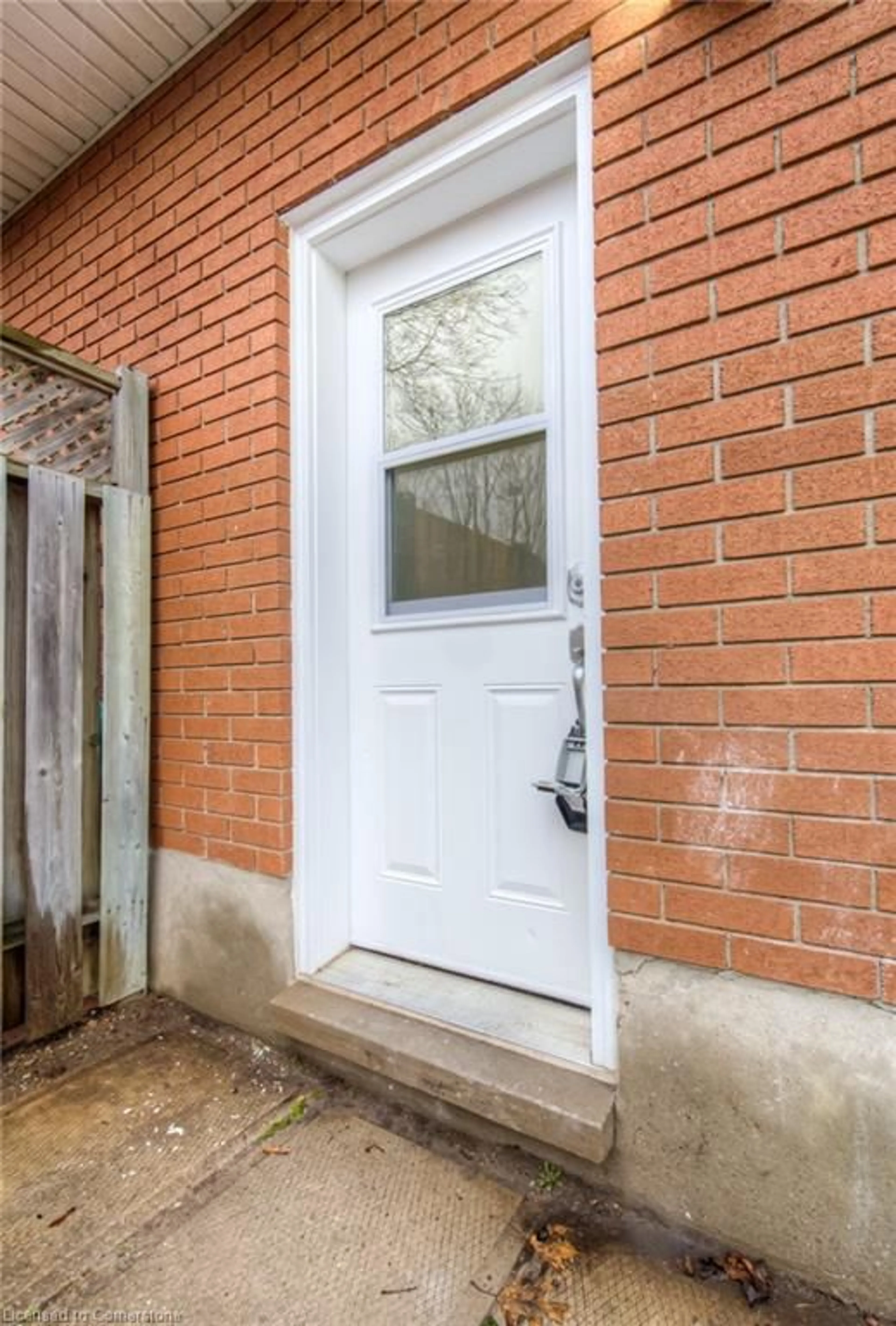 Indoor entryway for 248 Cyrus St, Cambridge Ontario N3H 1H3