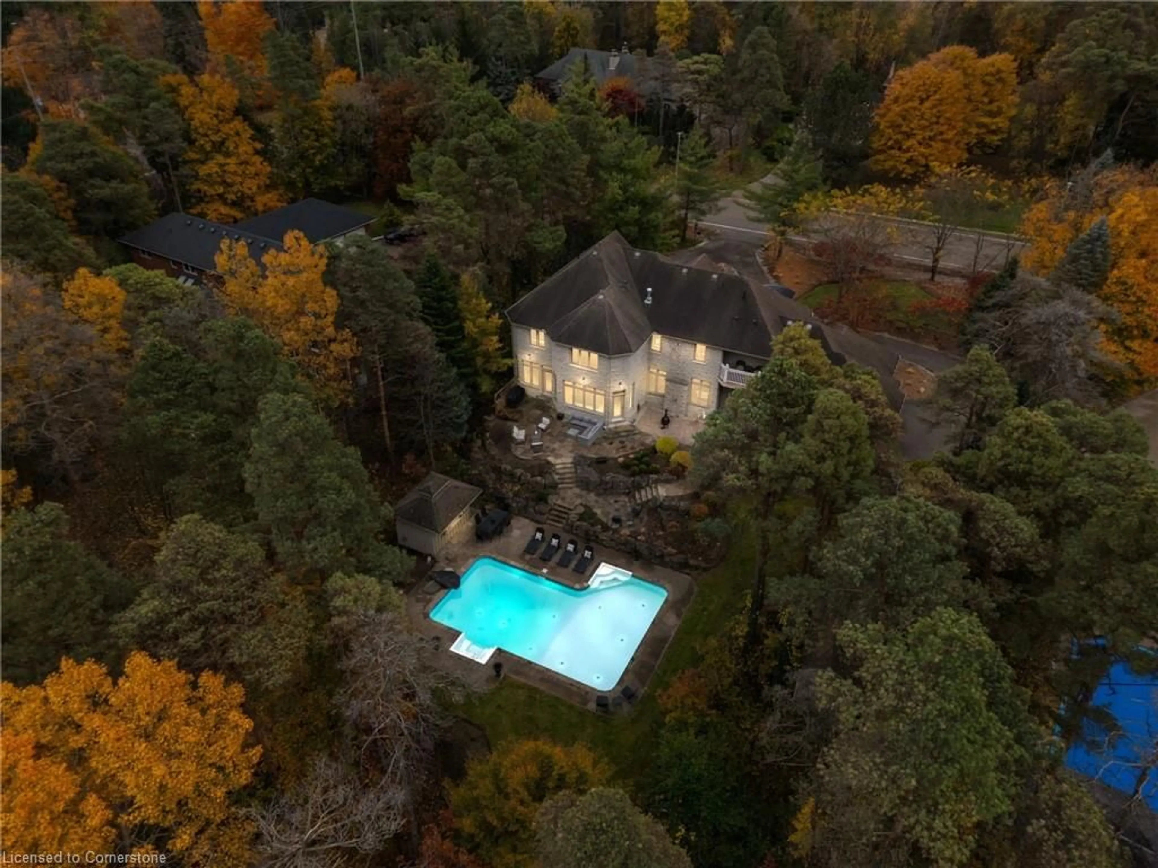 A pic from outside/outdoor area/front of a property/back of a property/a pic from drone, unknown for 994 Stonebrook Rd, Cambridge Ontario N1T 1H6
