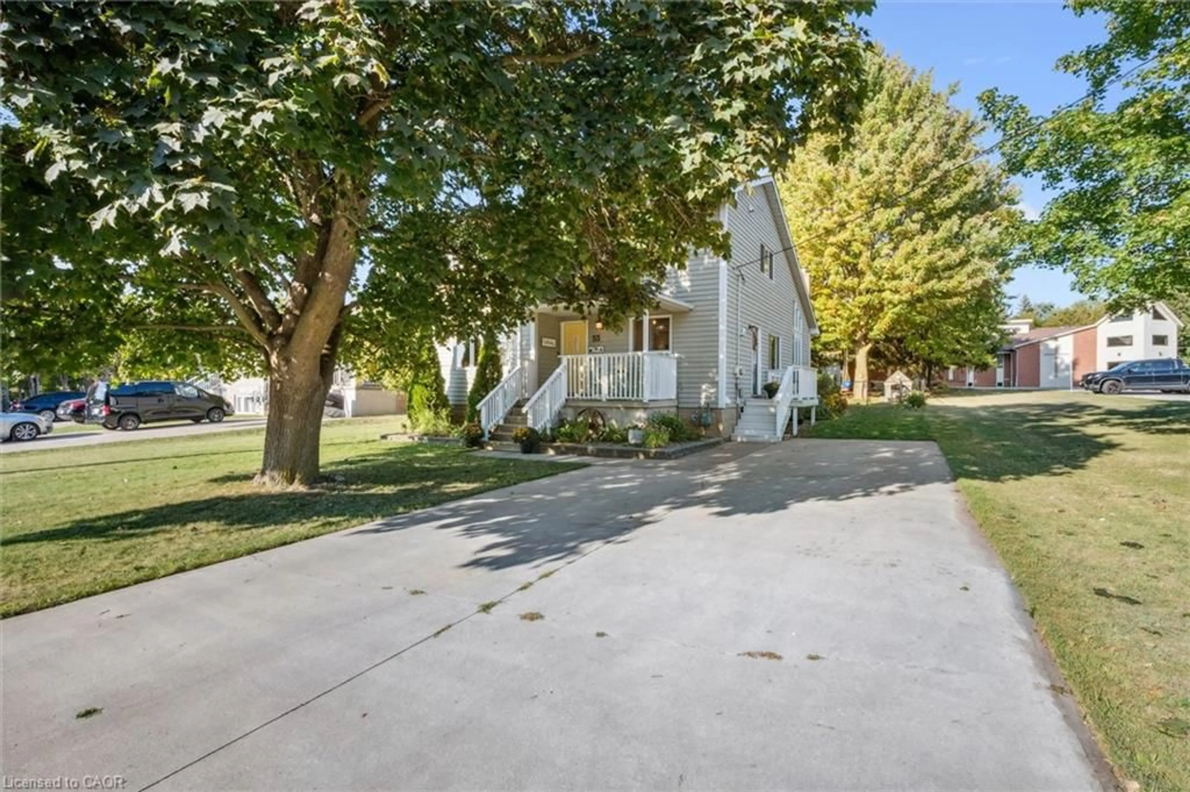 A pic from outside/outdoor area/front of a property/back of a property/a pic from drone, street for 53 Hincks St, New Hamburg Ontario N3A 2A2