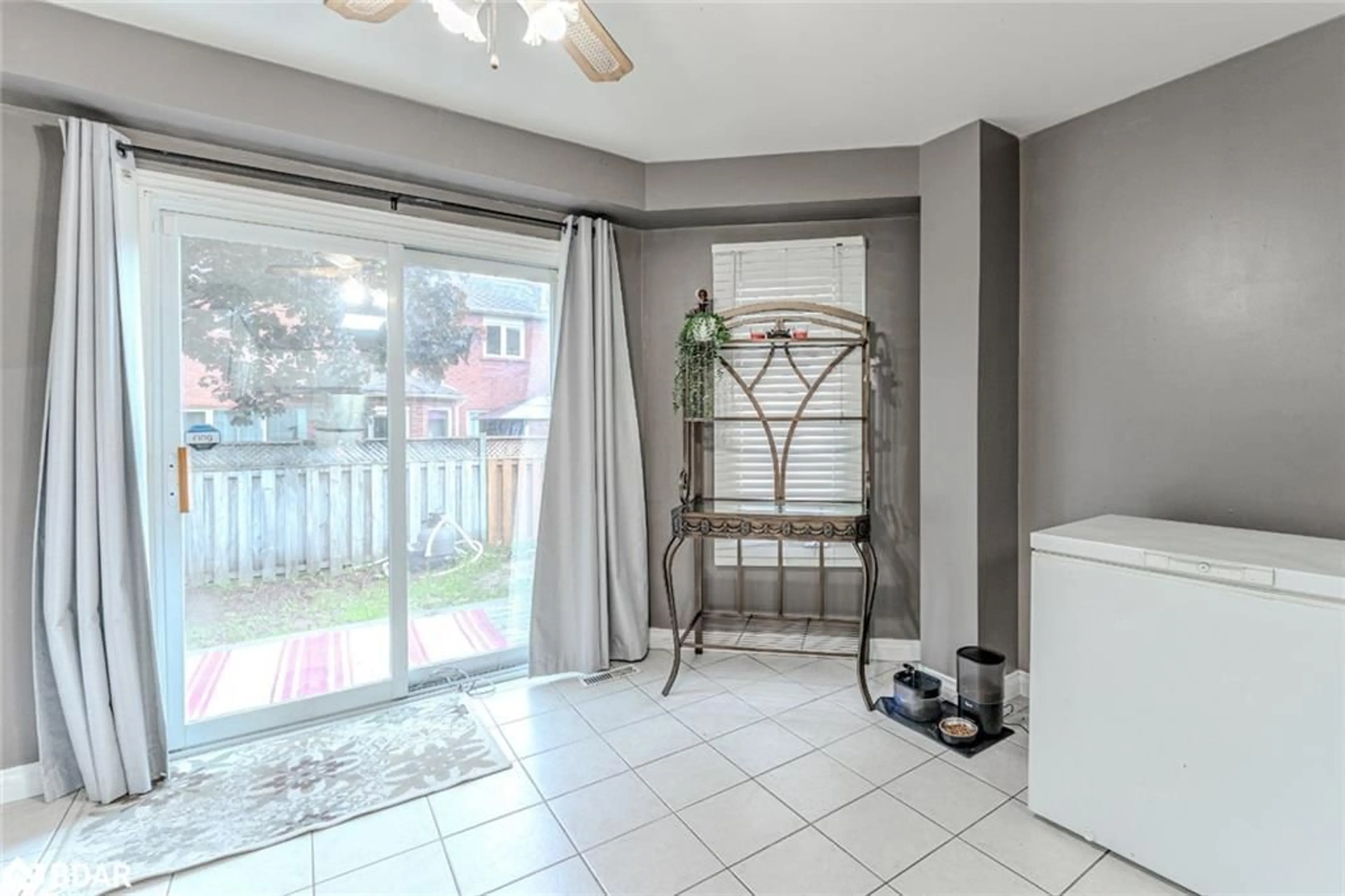 Indoor entryway for 188 Kozlov St, Barrie Ontario L4N 7H5