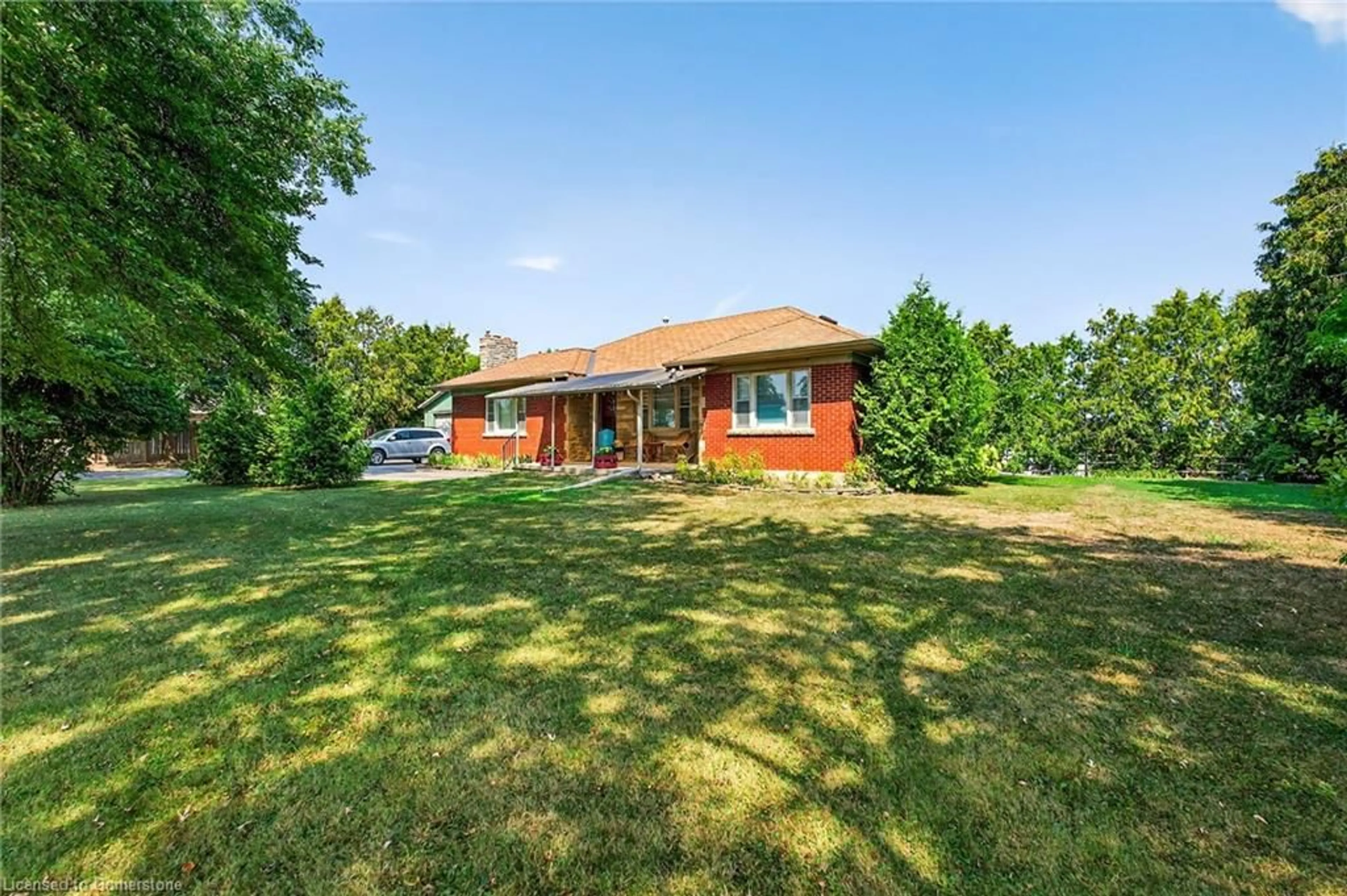 A pic from outside/outdoor area/front of a property/back of a property/a pic from drone, unknown for 1300 Colborne St, Brantford Ontario N3T 5M1