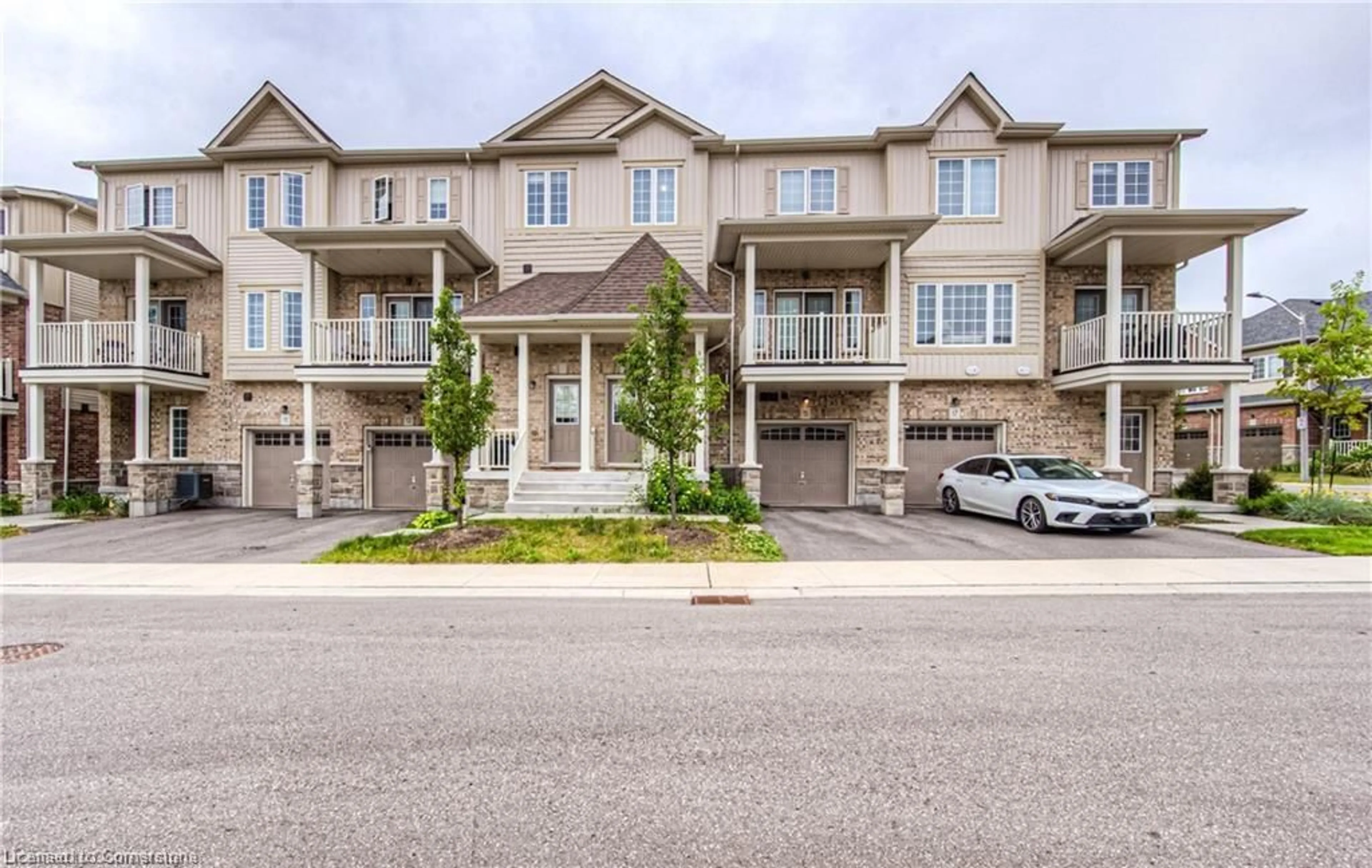 A pic from outside/outdoor area/front of a property/back of a property/a pic from drone, street for 15 Dewberry Dr, Kitchener Ontario N2B 0A9