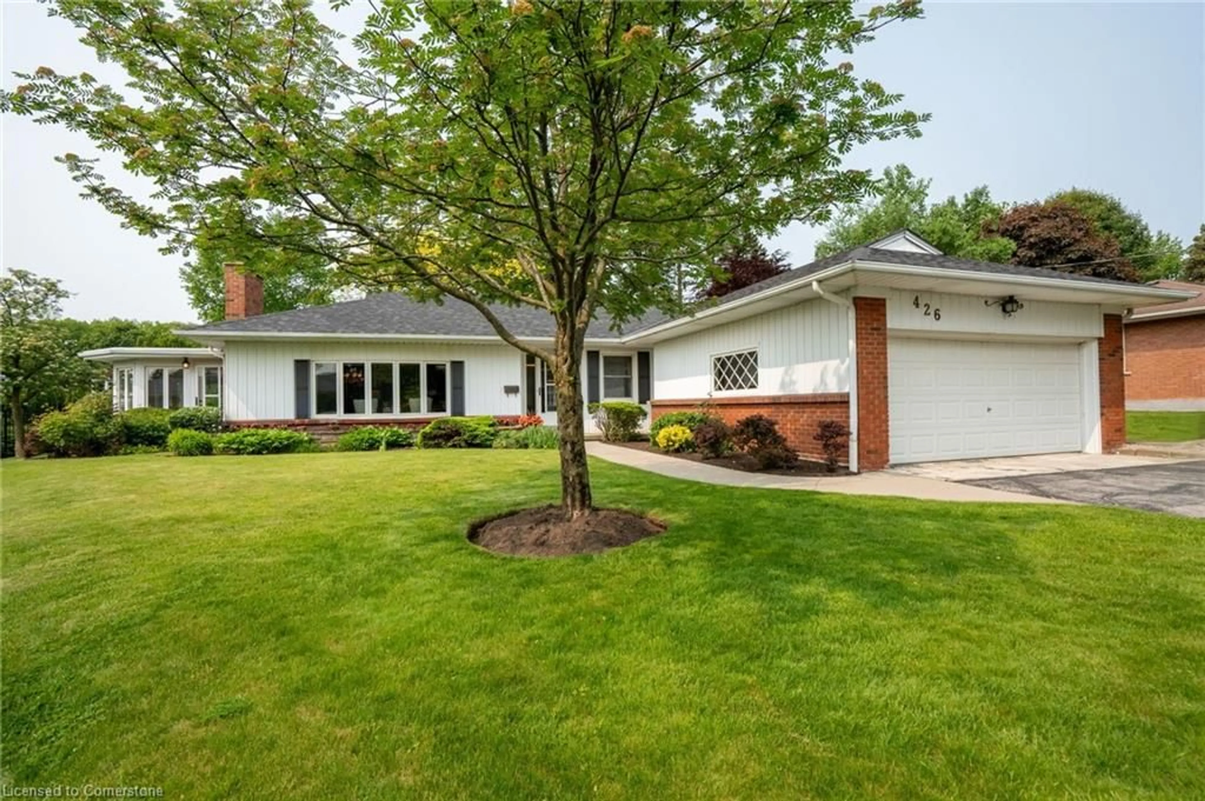 Home with vinyl exterior material, street for 426 North Shore Blvd, Burlington Ontario L7T 1A8
