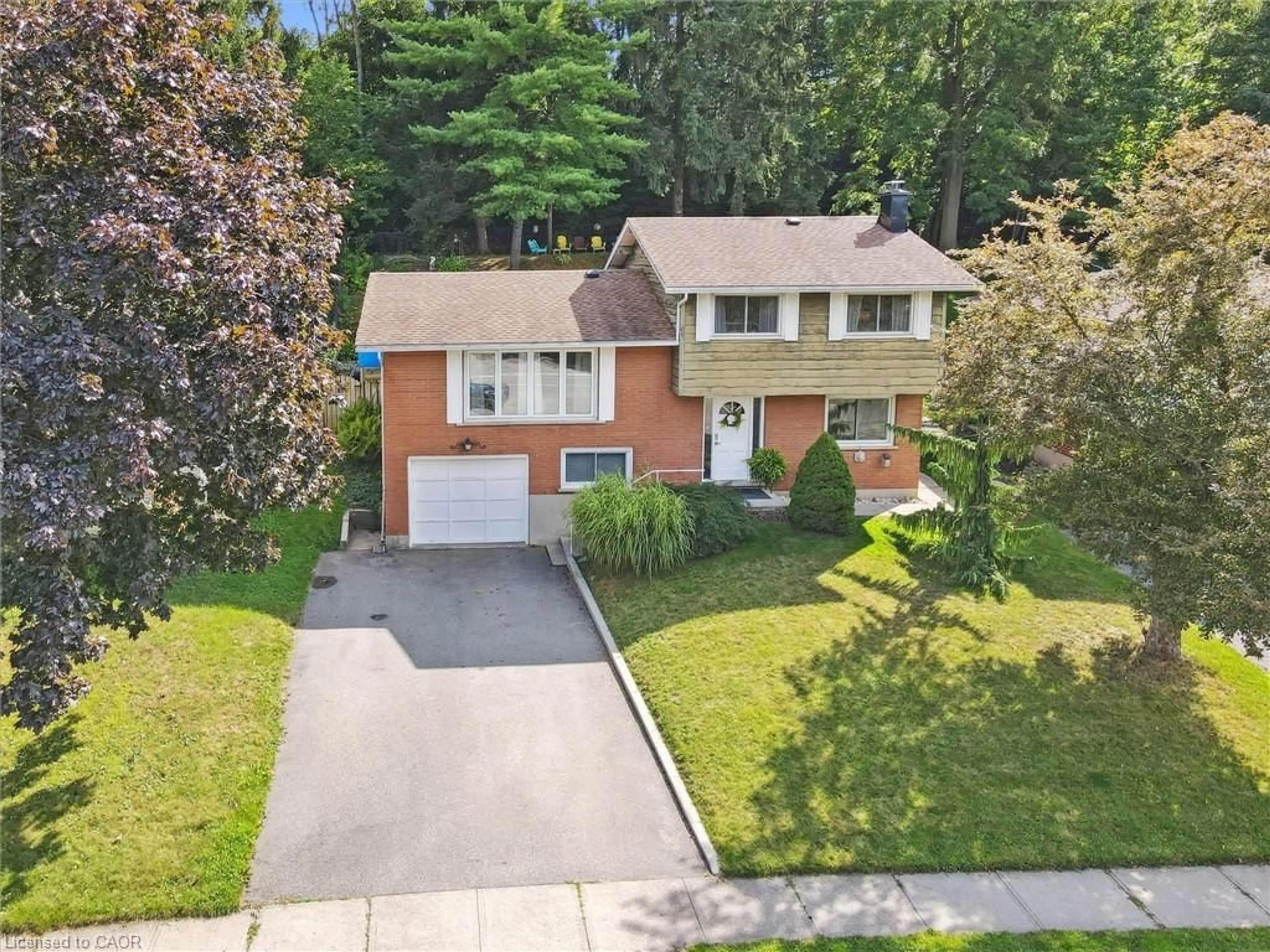 A pic from outside/outdoor area/front of a property/back of a property/a pic from drone, street for 99 Fourth Ave, Cambridge Ontario N1S 2E5