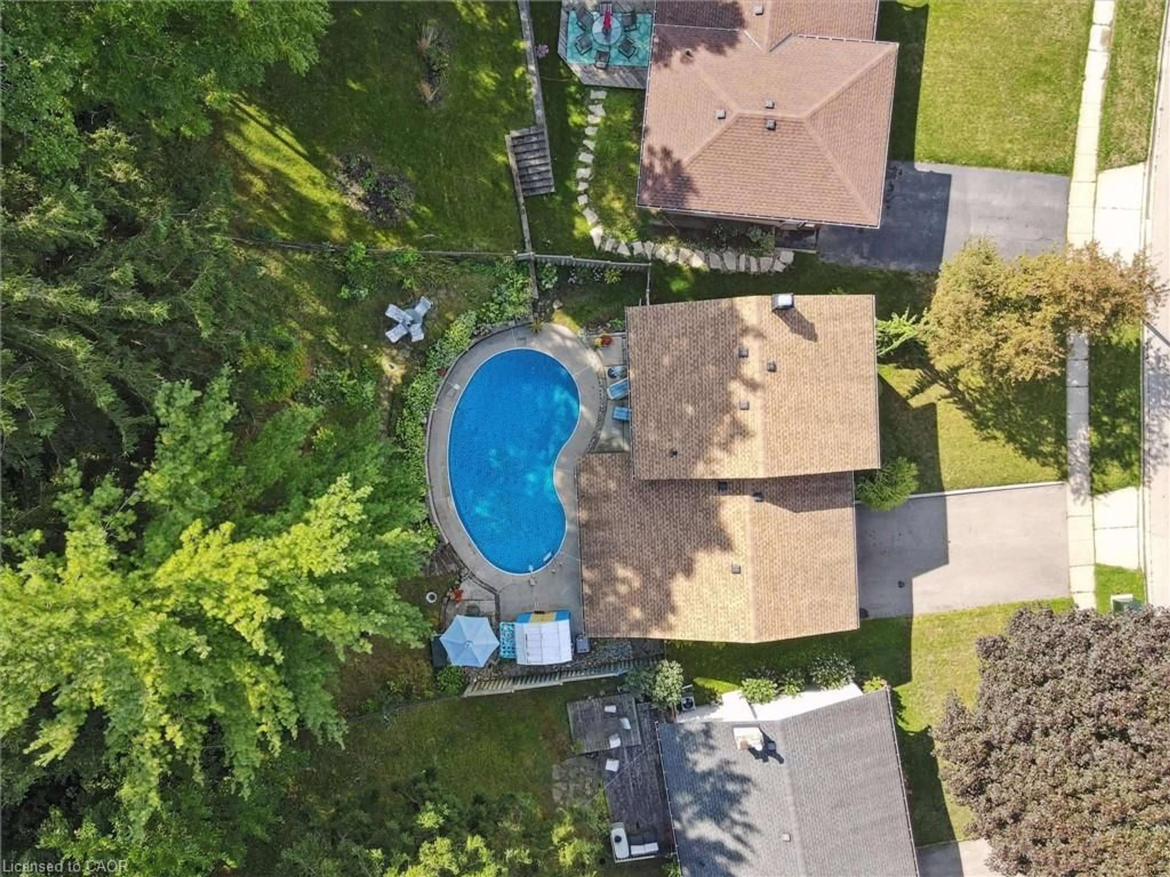 A pic from outside/outdoor area/front of a property/back of a property/a pic from drone, unknown for 99 Fourth Ave, Cambridge Ontario N1S 2E5