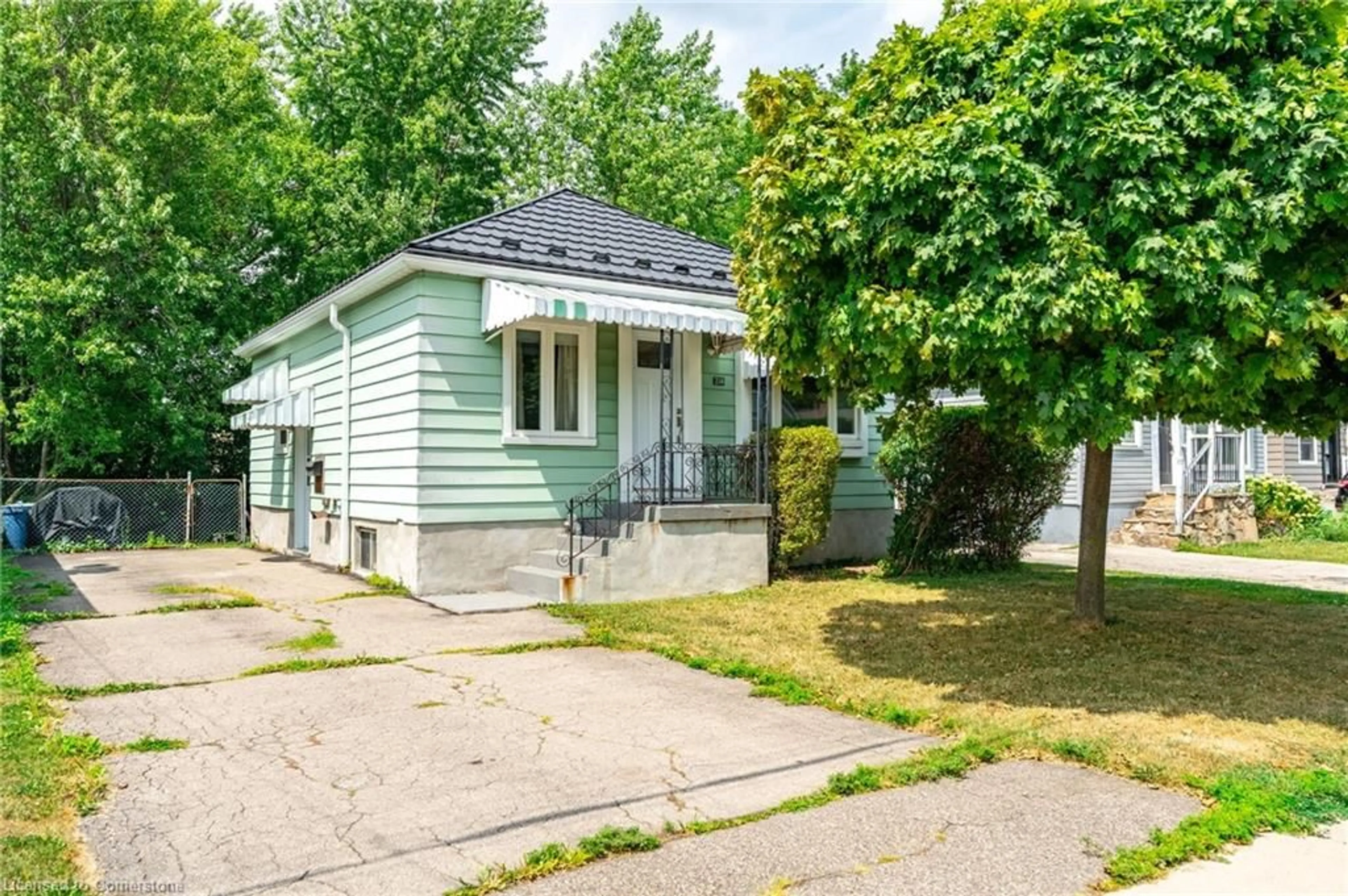 Unknown for 218 East 27th St, Hamilton Ontario L8V 3G4
