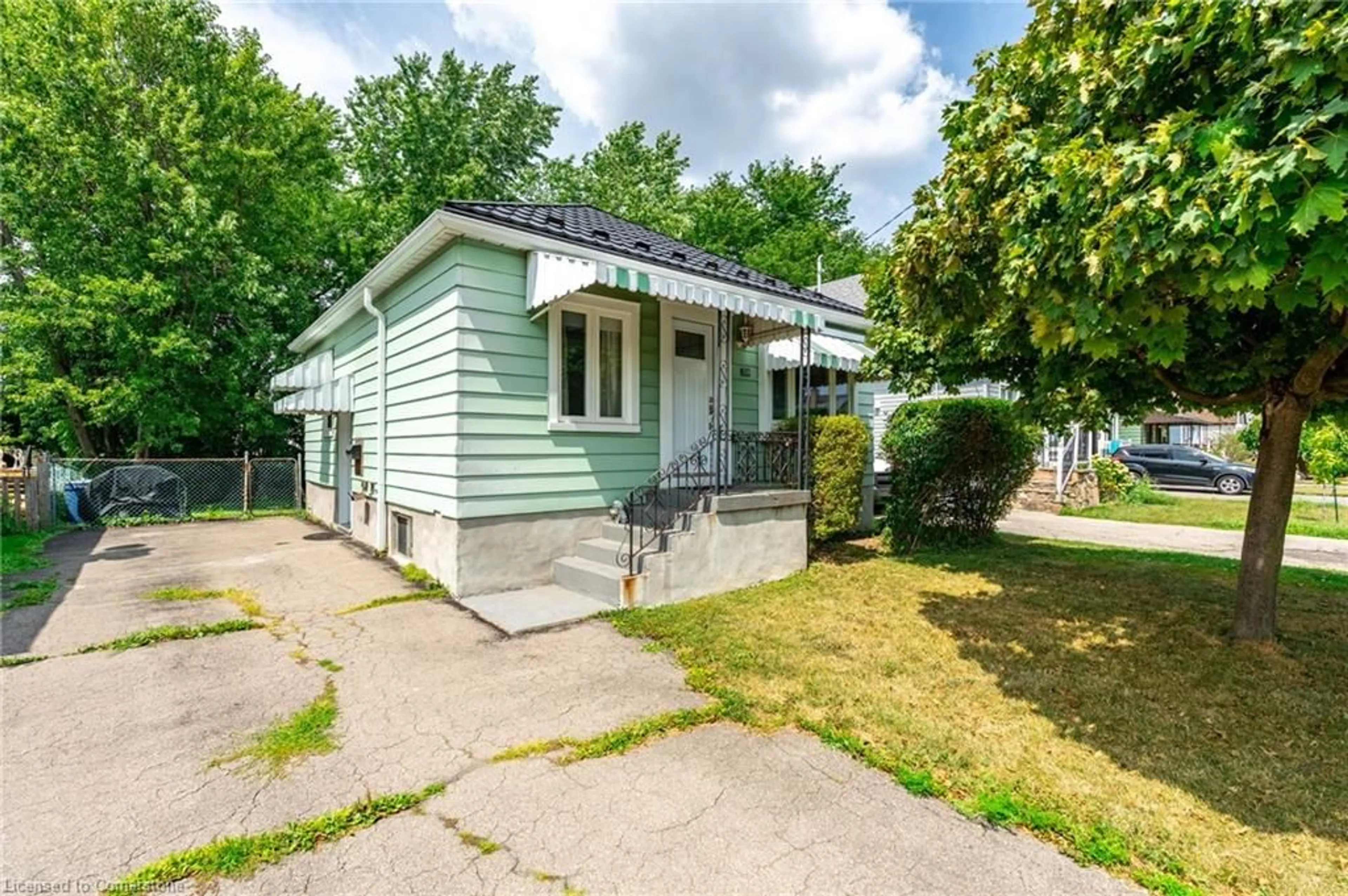 Unknown for 218 East 27th St, Hamilton Ontario L8V 3G4