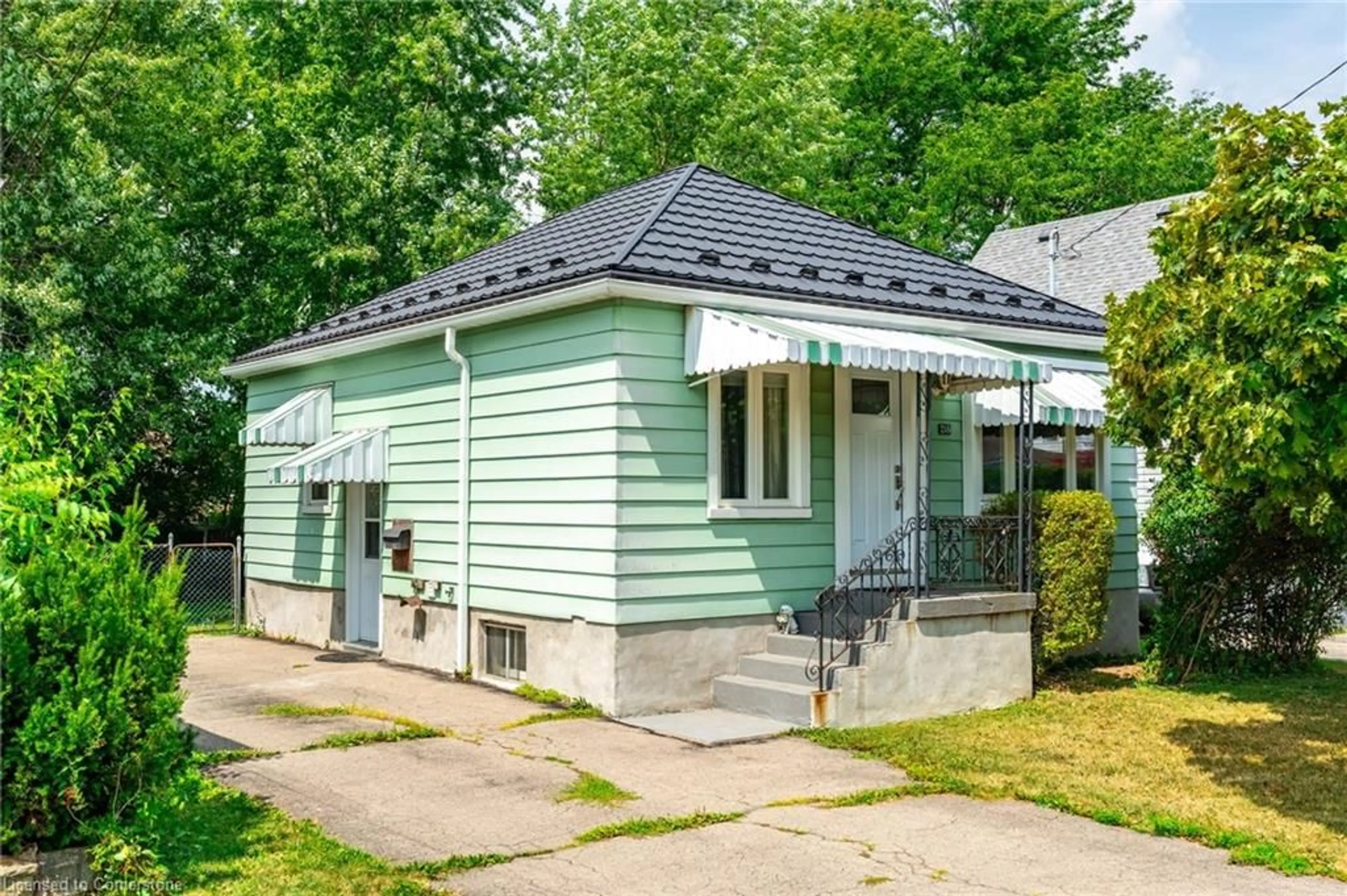 Home with vinyl exterior material, street for 218 East 27th St, Hamilton Ontario L8V 3G4