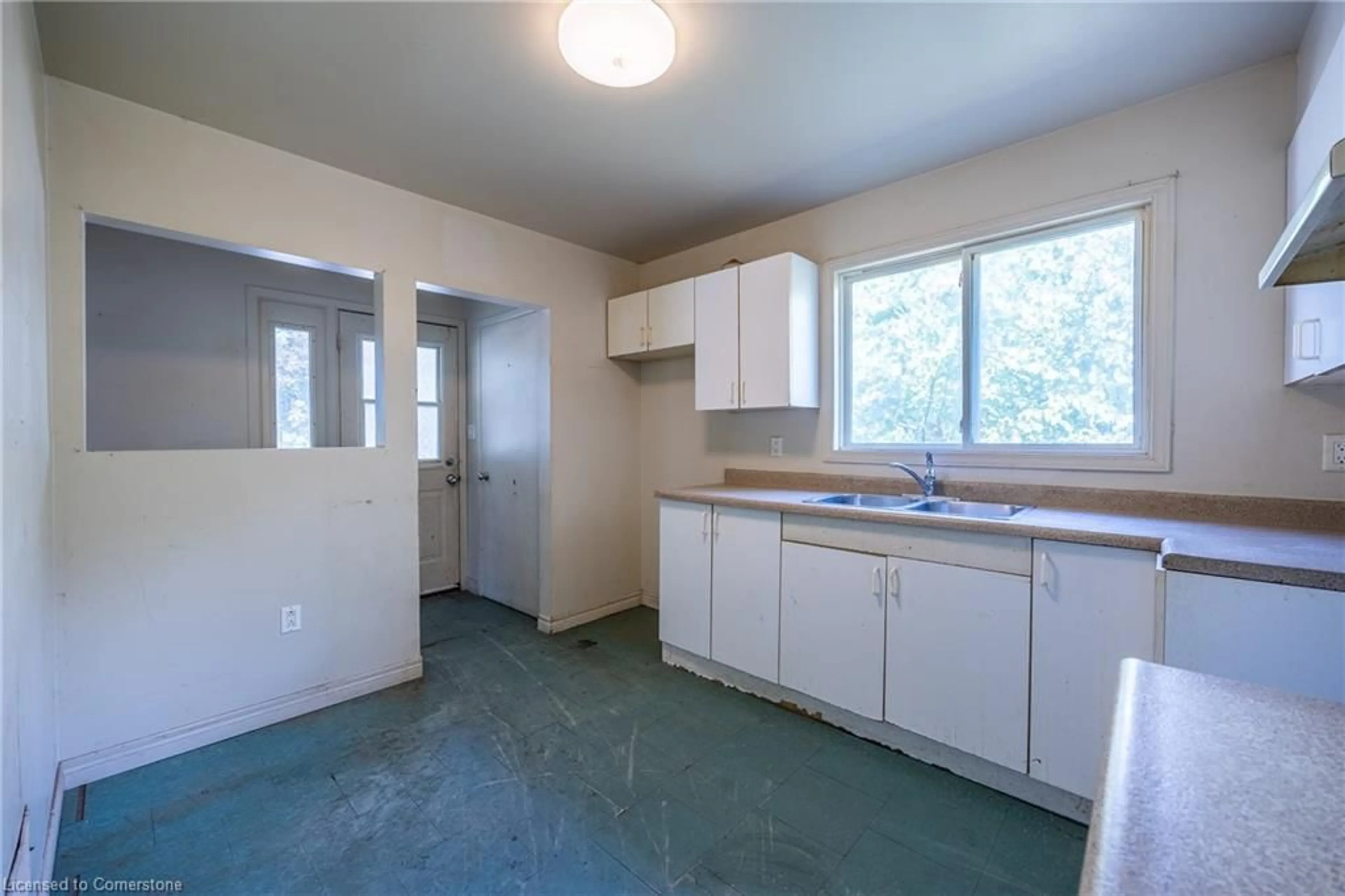 Standard kitchen, unknown for 655 Gibralter St, Delhi Ontario N4B 2H6
