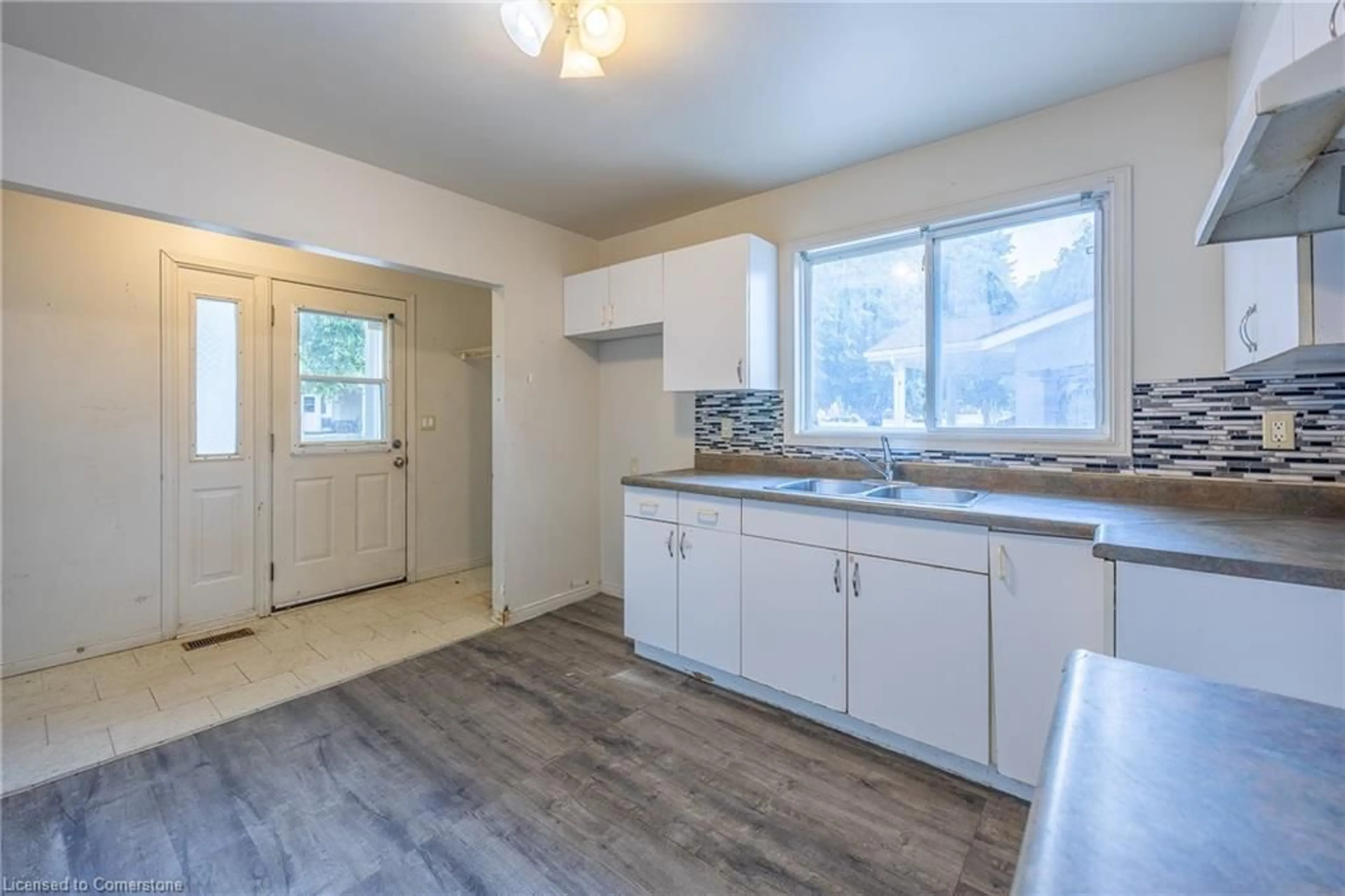 Standard kitchen, unknown for 640 Gibralter St, Delhi Ontario N4B 2H7