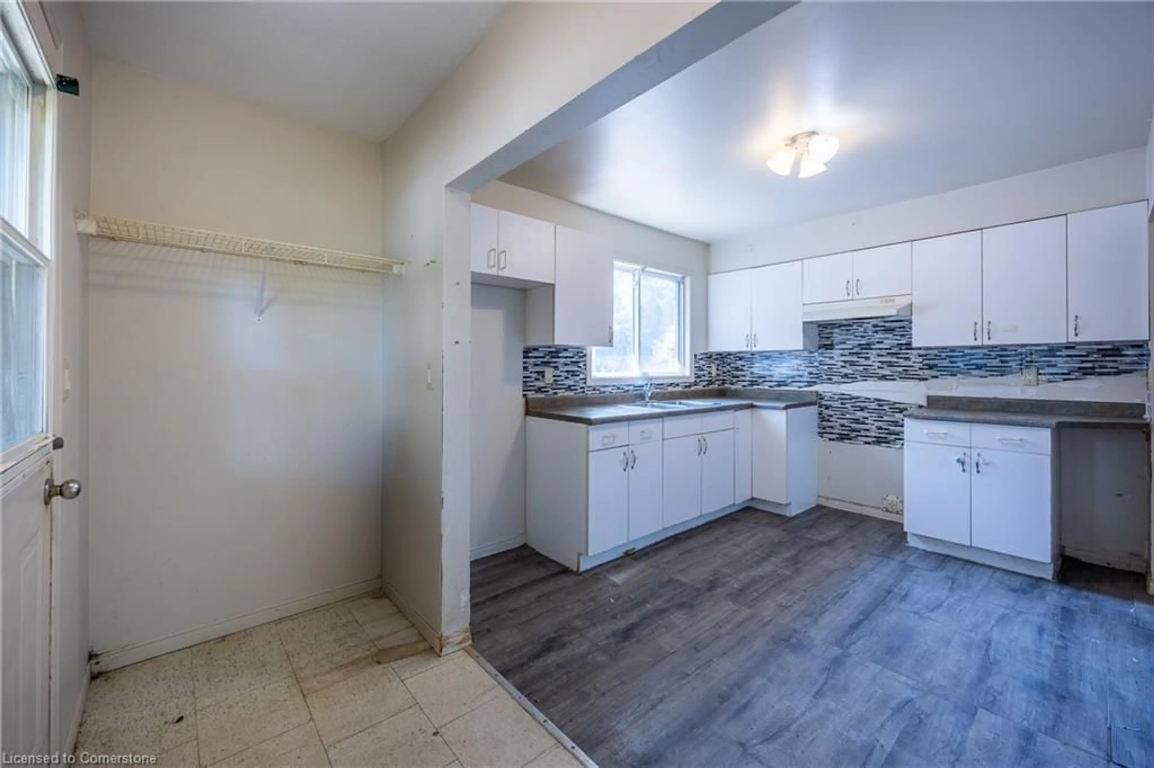 Standard kitchen, ceramic/tile floor for 640 Gibralter St, Delhi Ontario N4B 2H7