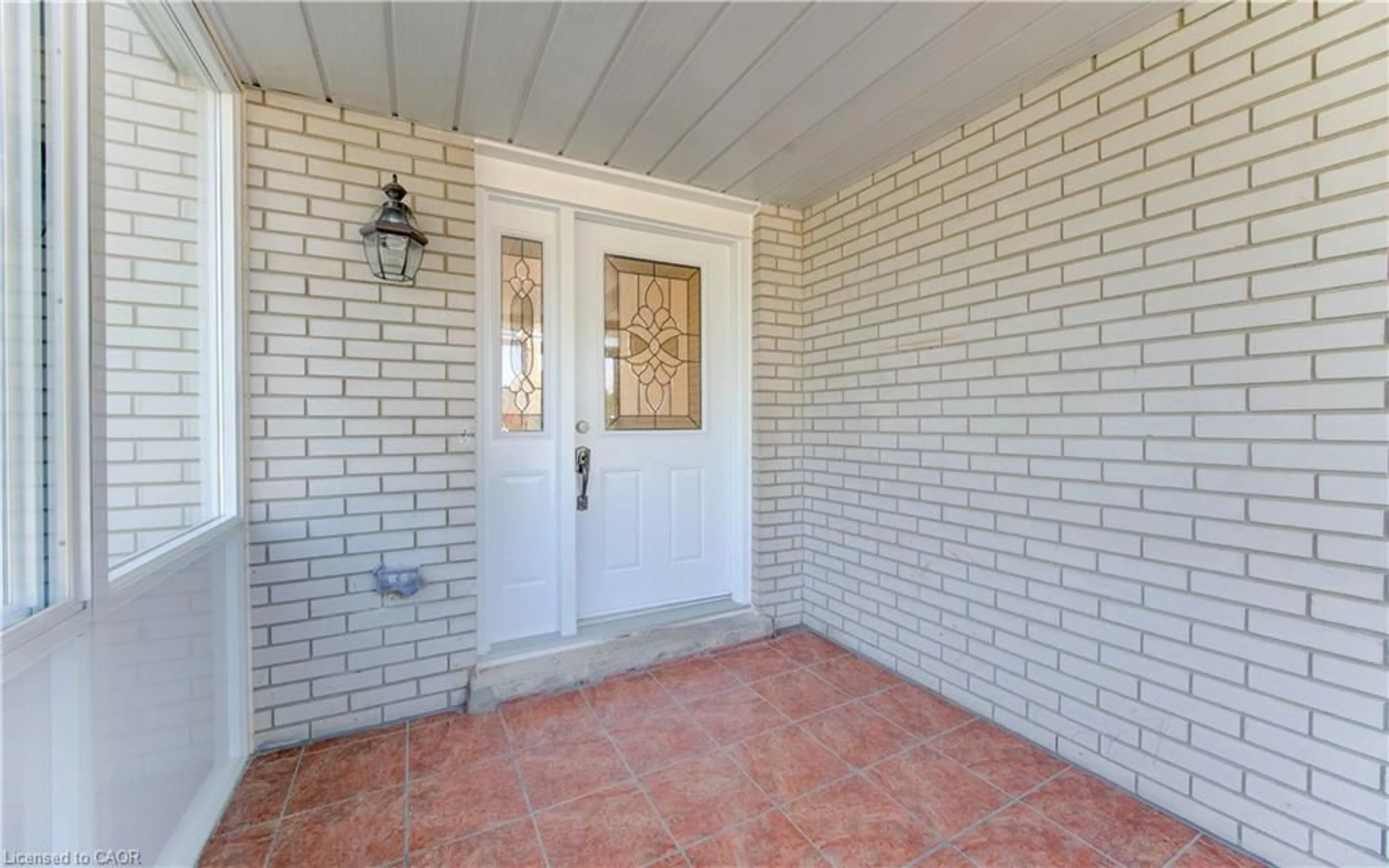 Indoor entryway for 1493 Queens Blvd, Kitchener Ontario N2M 1E3