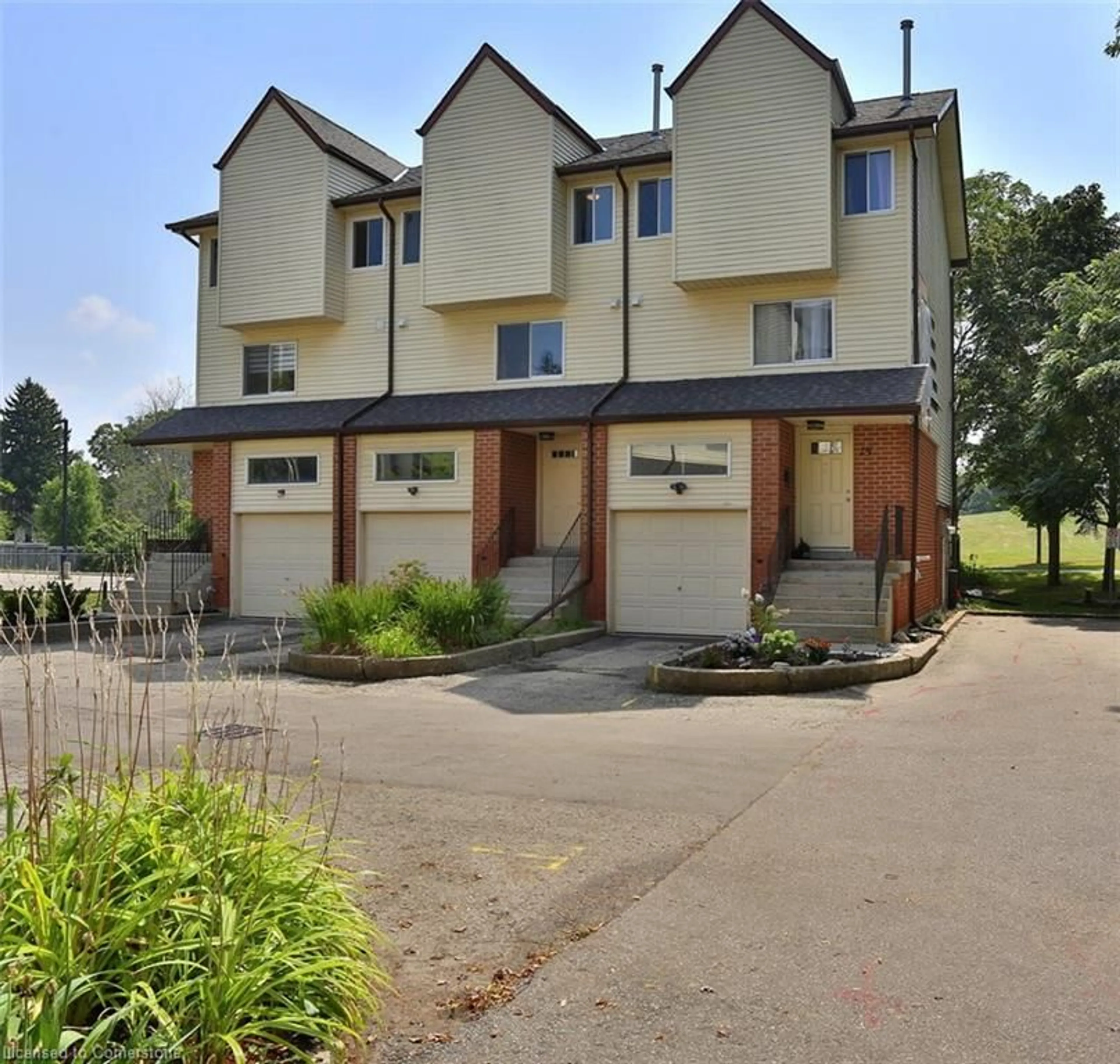 A pic from outside/outdoor area/front of a property/back of a property/a pic from drone, street for 1085 Queens Blvd #13, Kitchener Ontario N2M 1B9