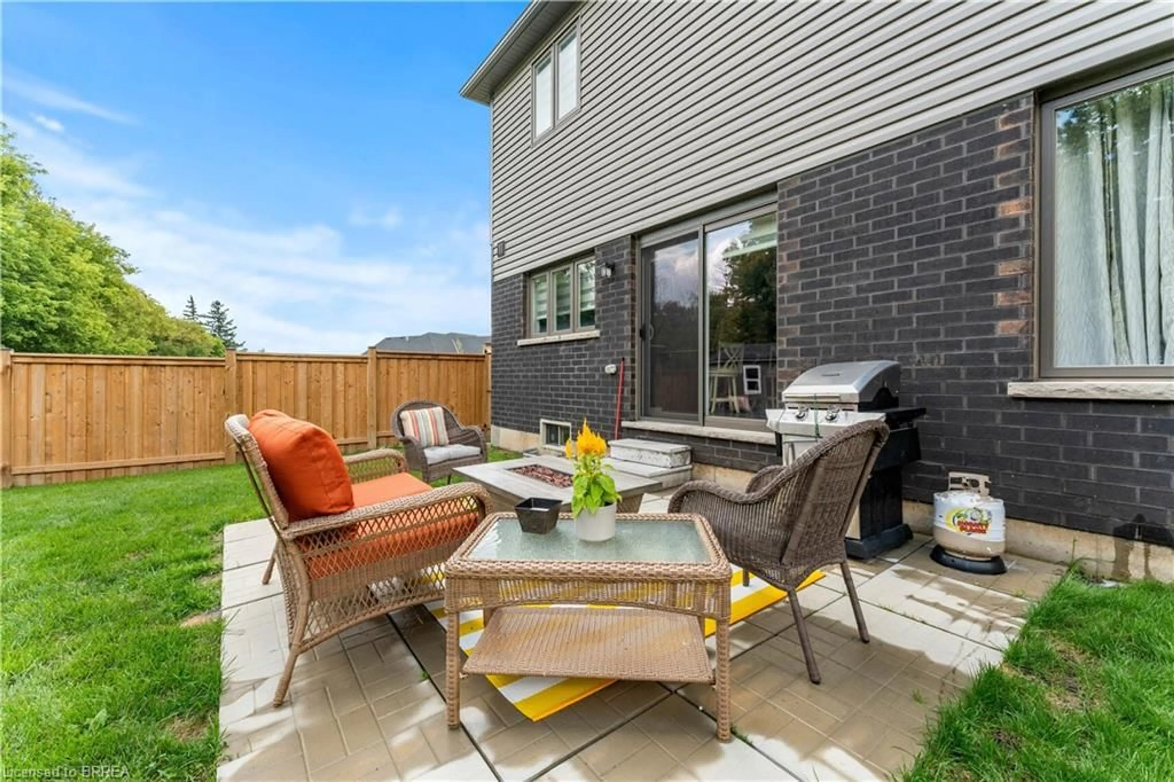Patio, street for 8 Lorne Card Dr, Paris Ontario N3L 0H8