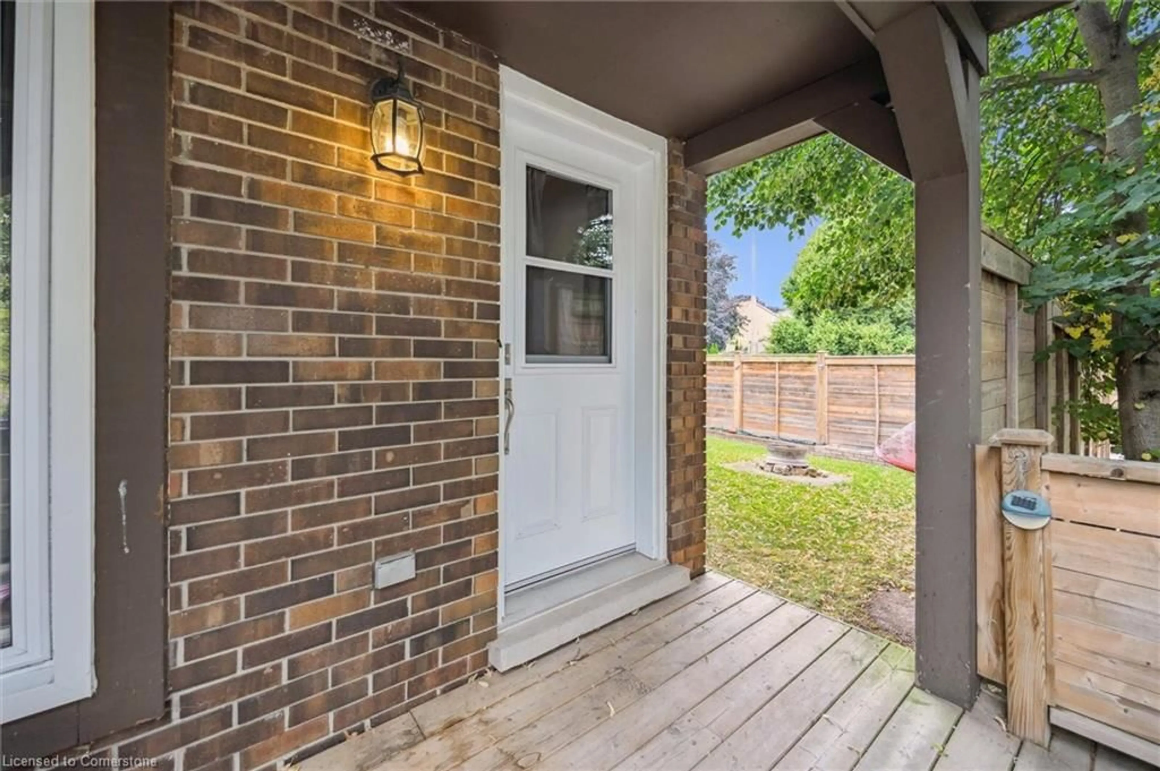 Indoor entryway for 118 Glamis Rd, Cambridge Ontario N1R 6S8