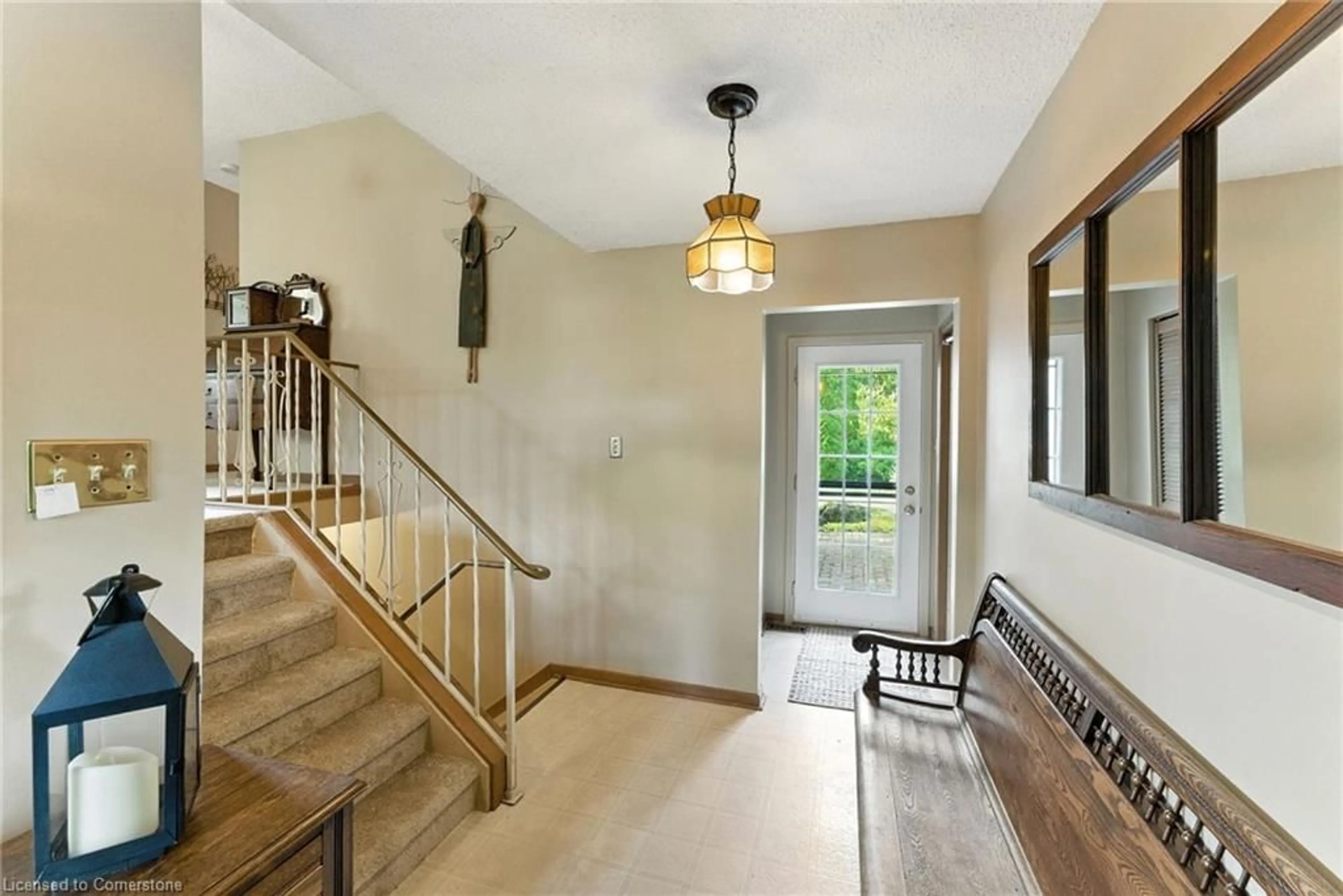 Indoor entryway for 2682 Jerseyville Rd, Ancaster Ontario L0R 1R0