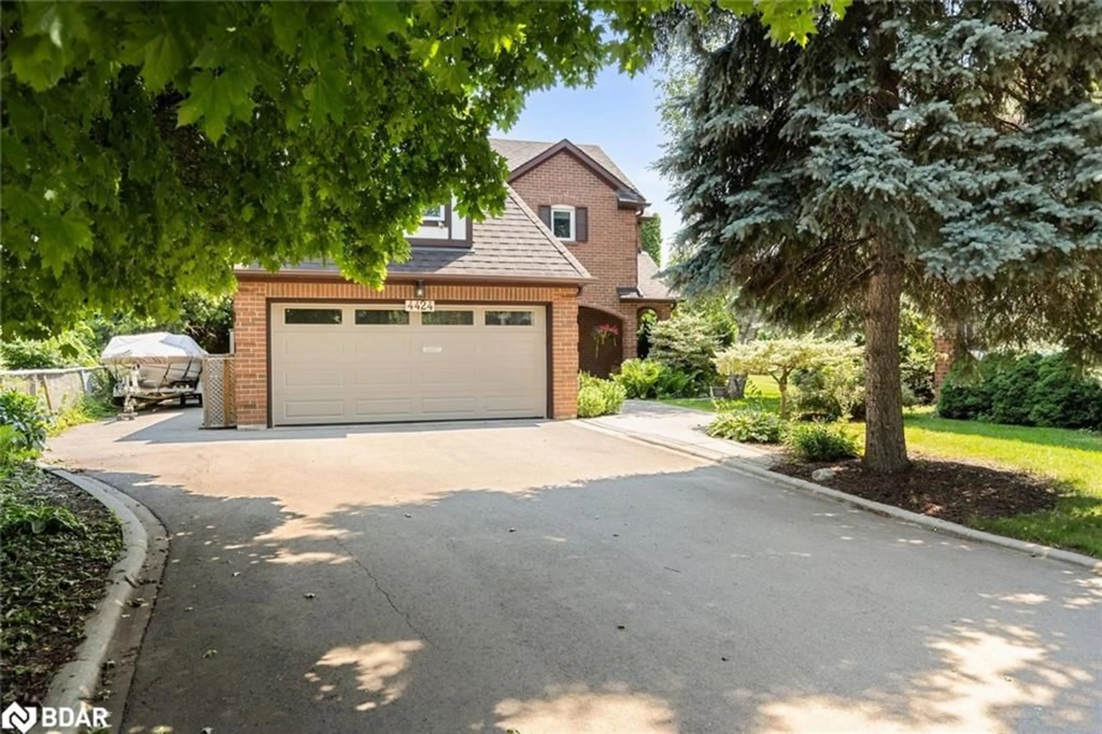 A pic from outside/outdoor area/front of a property/back of a property/a pic from drone, street for 4424 Treetop Crt, Mississauga Ontario L5L 3M7