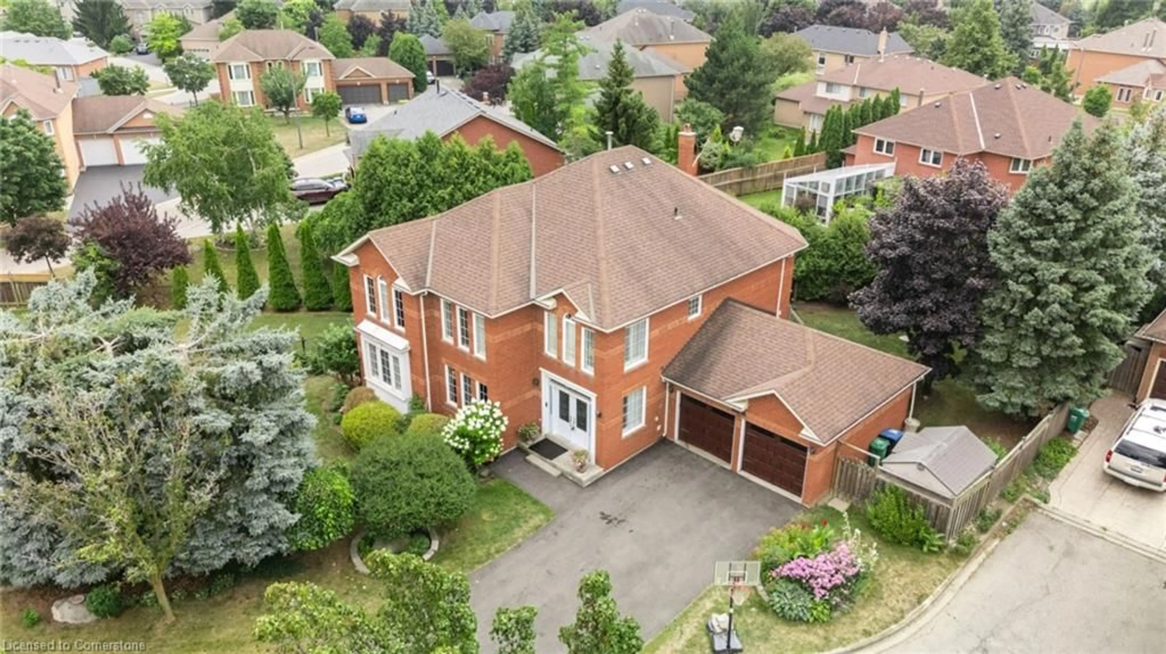 A pic from outside/outdoor area/front of a property/back of a property/a pic from drone, street for 3723 Trelawny Cir, Mississauga Ontario L5N 5J7