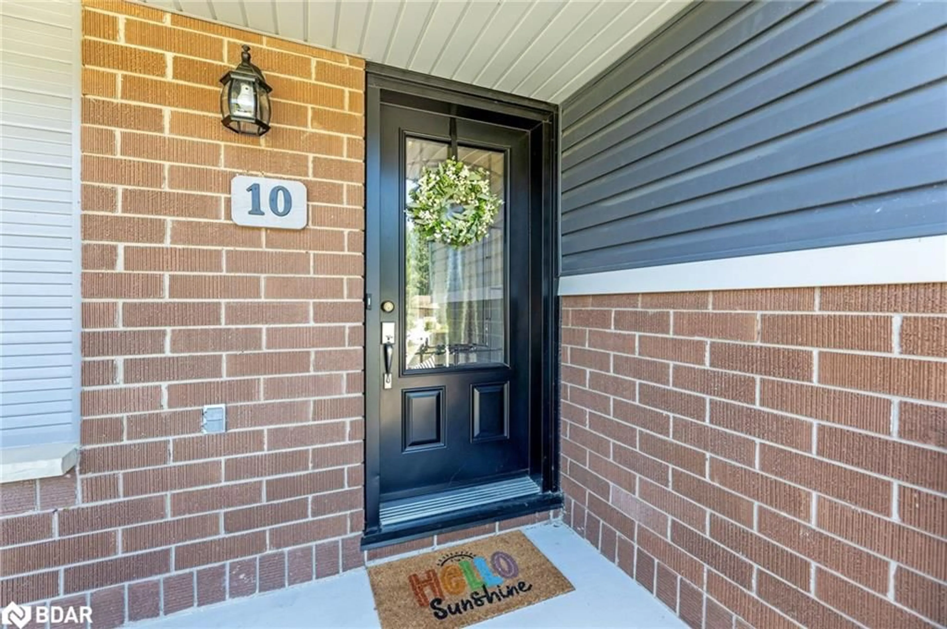 Indoor entryway for 10 Gilston Pky, Paris Ontario N3L 3K6