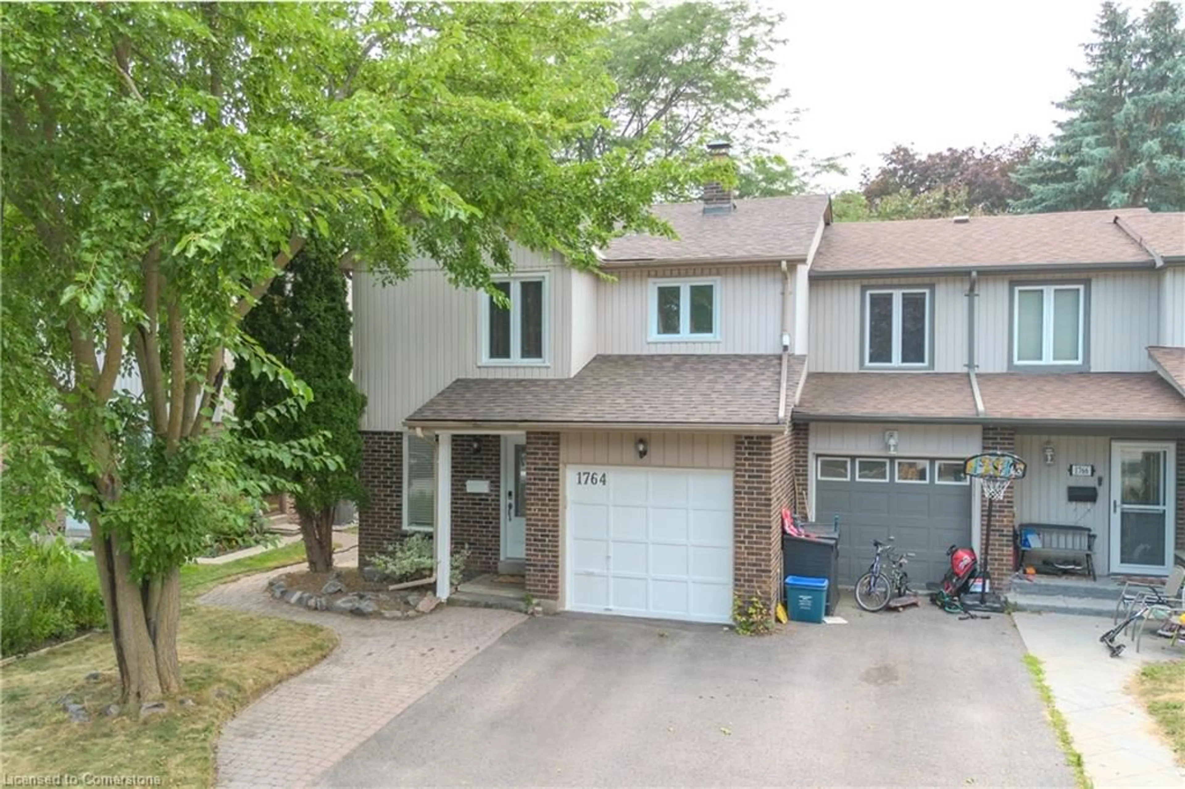 A pic from outside/outdoor area/front of a property/back of a property/a pic from drone, street for 1764 Listowell Cres, Pickering Ontario L1V 2Y3