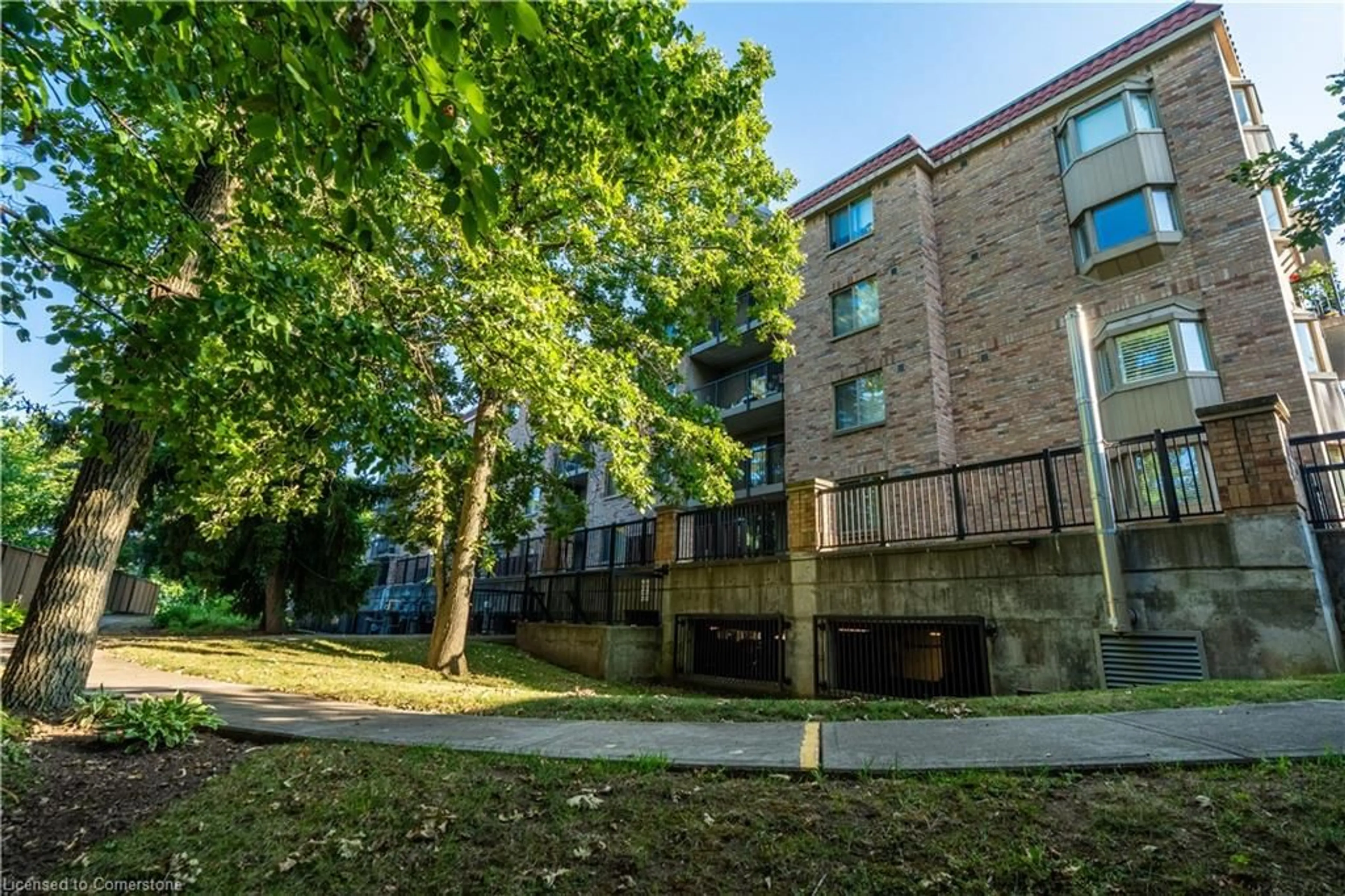Patio, building for 3499 Upper Middle Rd #102, Burlington Ontario L7M 4M7