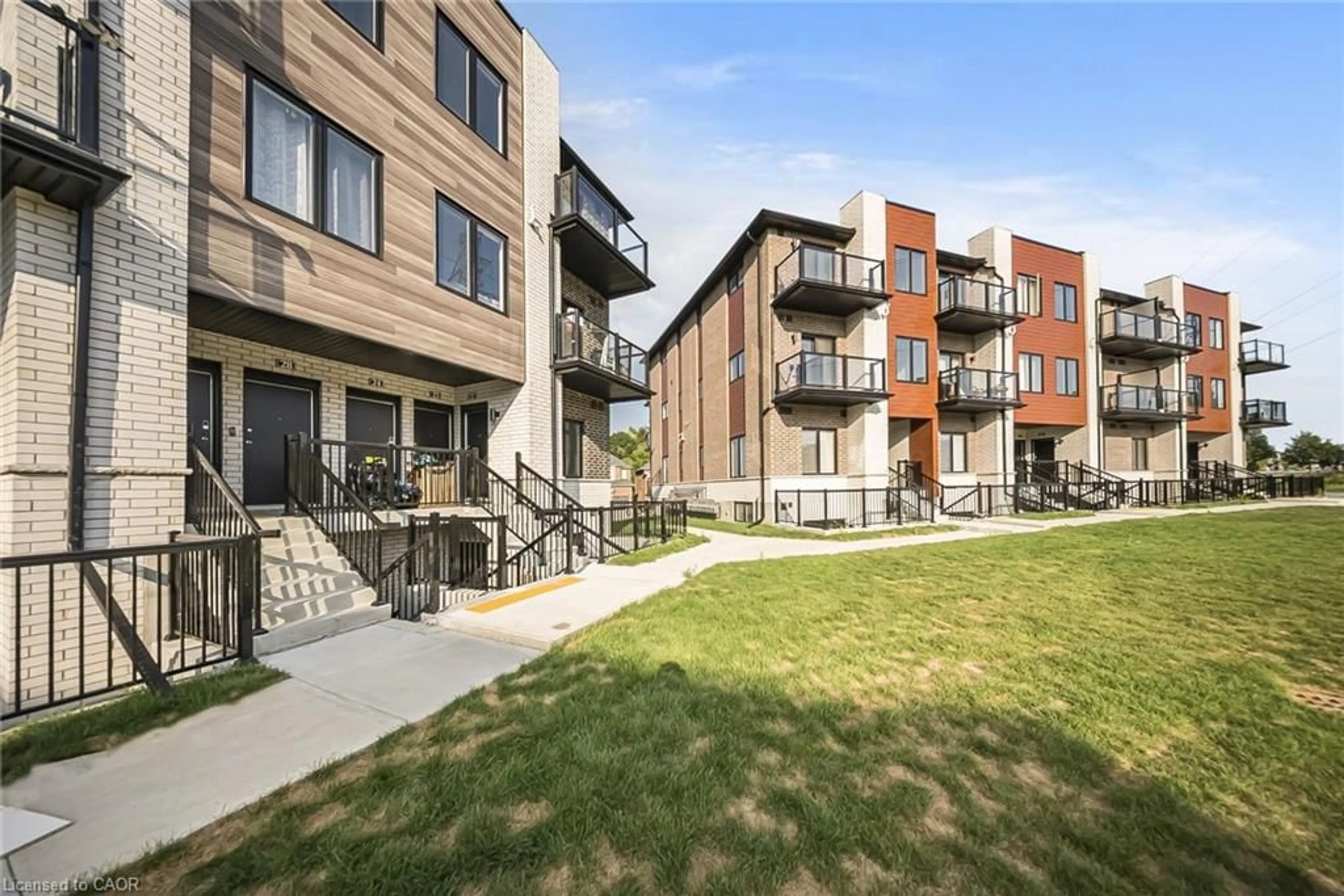 Patio, unknown for 10 South Creek Dr #25, Kitchener Ontario N2R 1N3