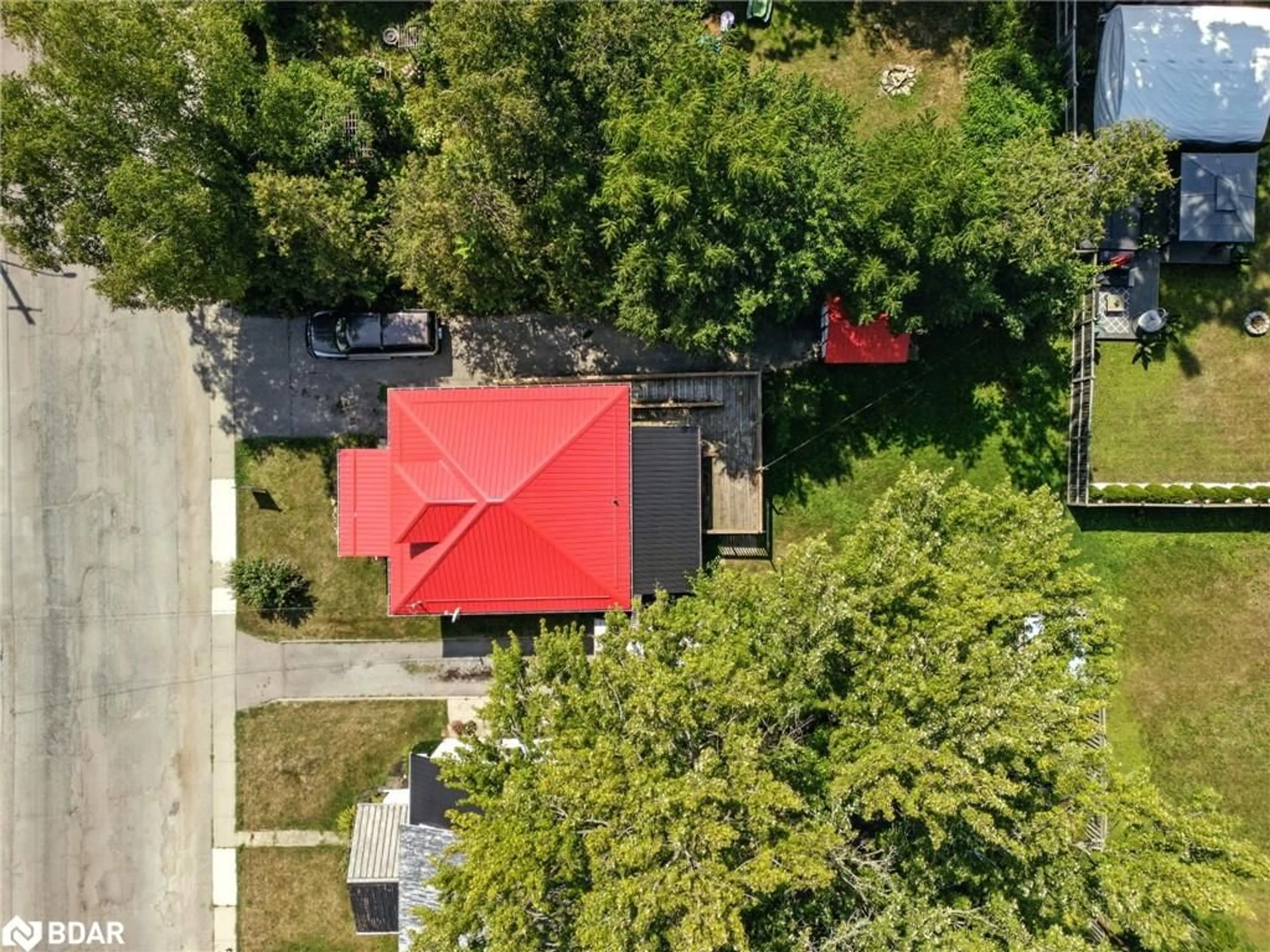 A pic from outside/outdoor area/front of a property/back of a property/a pic from drone, street for 15 East Church St, Norfolk Ontario N0E 1Y0