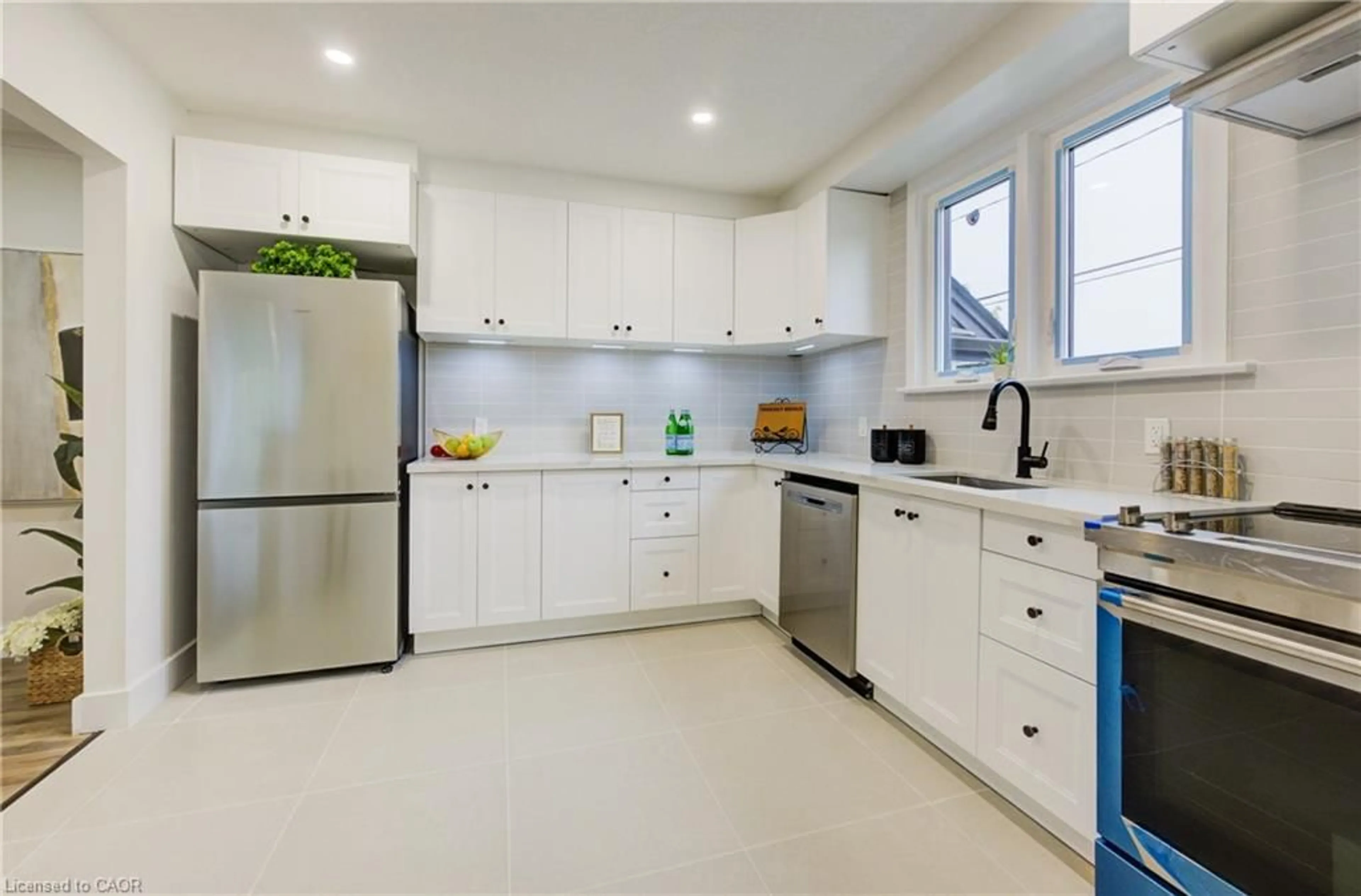 Standard kitchen, ceramic/tile floor for 268 Cameron St, Kitchener Ontario N2H 3B5