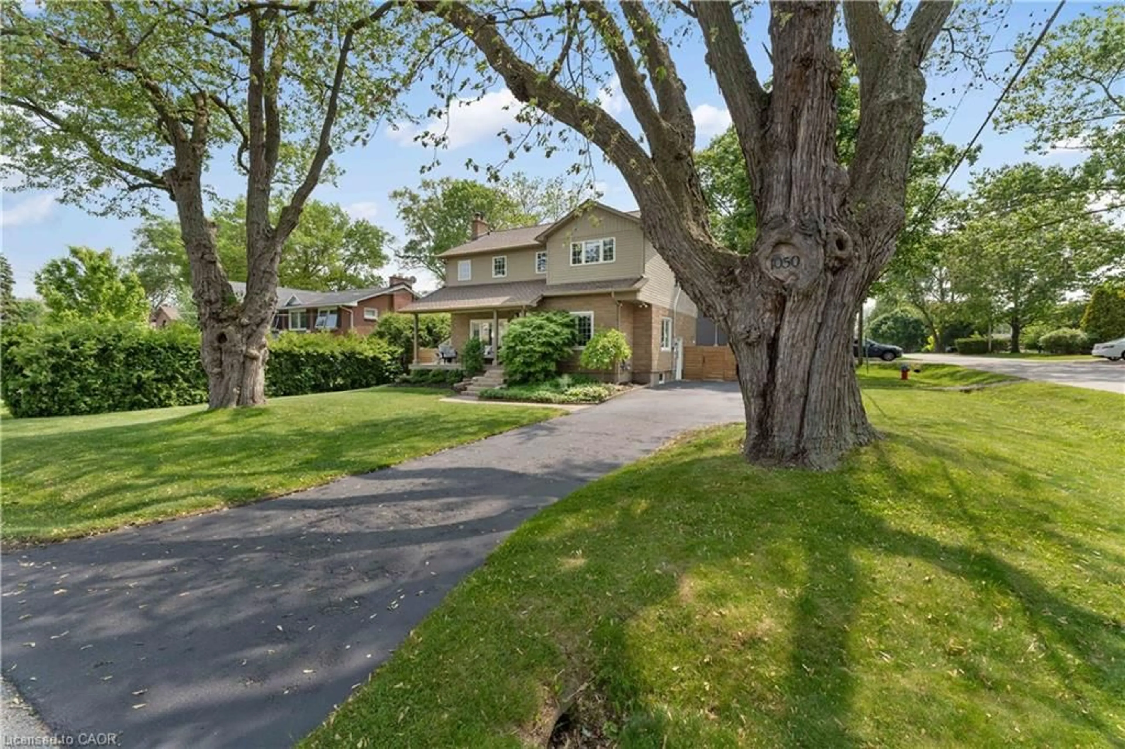 A pic from outside/outdoor area/front of a property/back of a property/a pic from drone, street for 1050 St. Matthew's Ave, Burlington Ontario L7T 2J4
