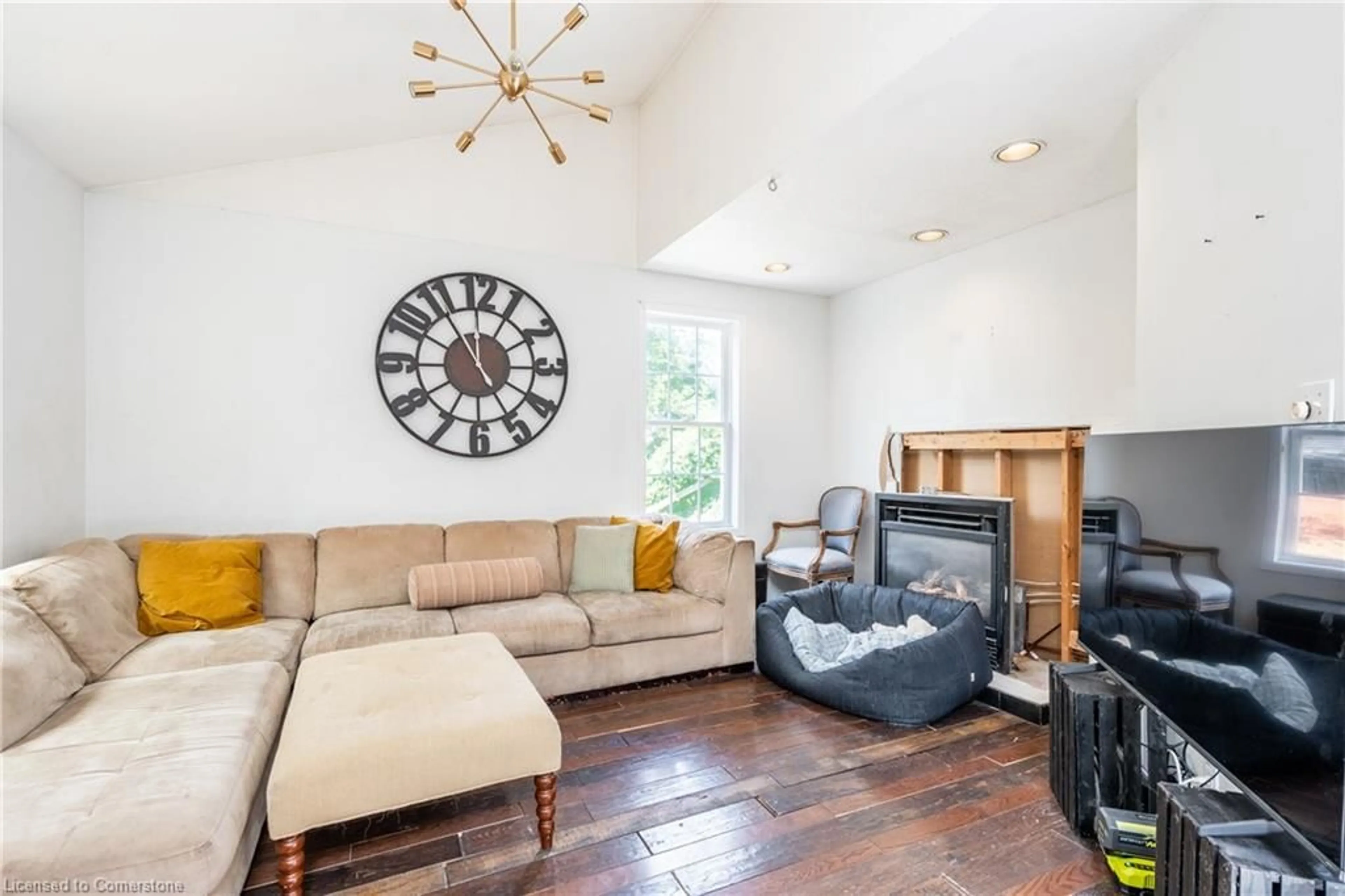 Living room with furniture, unknown for 209 Gibson Ave, Hamilton Ontario L8L 6K2